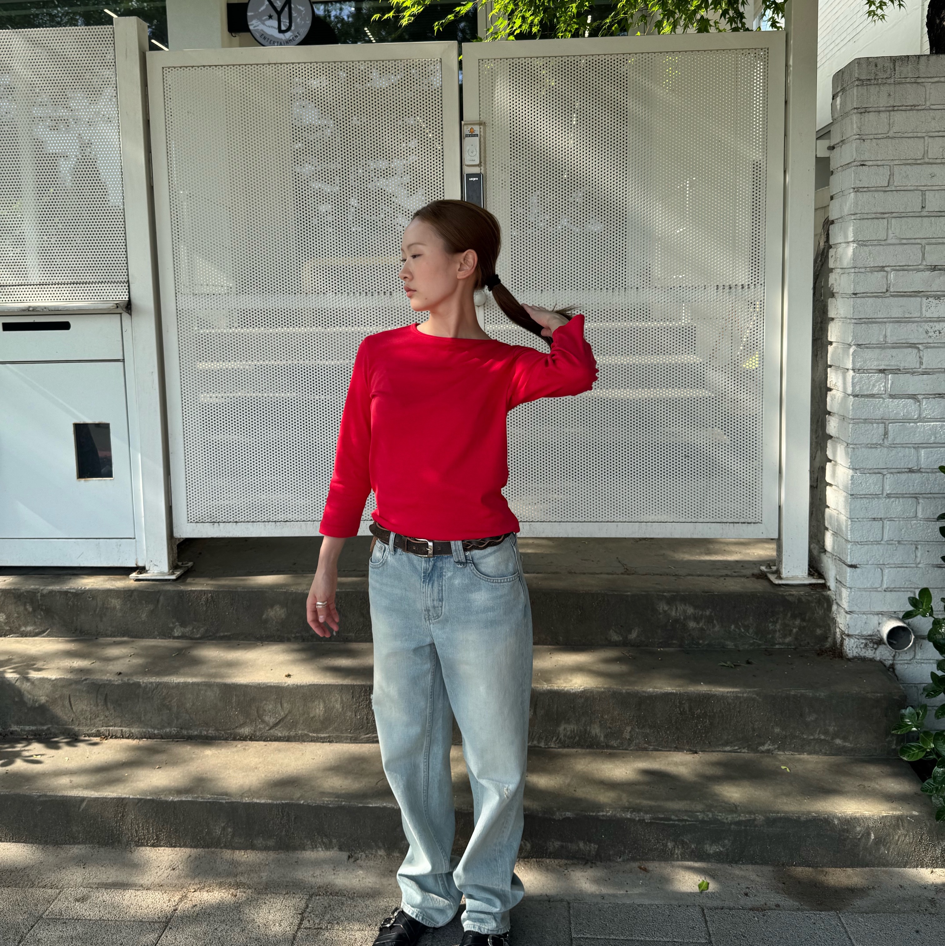 GBH APPAREL Bessette Slim Top / Red, GBH APPAREL Mid Rise Regular Fit Jeans / Mid Blue 착용 스타일