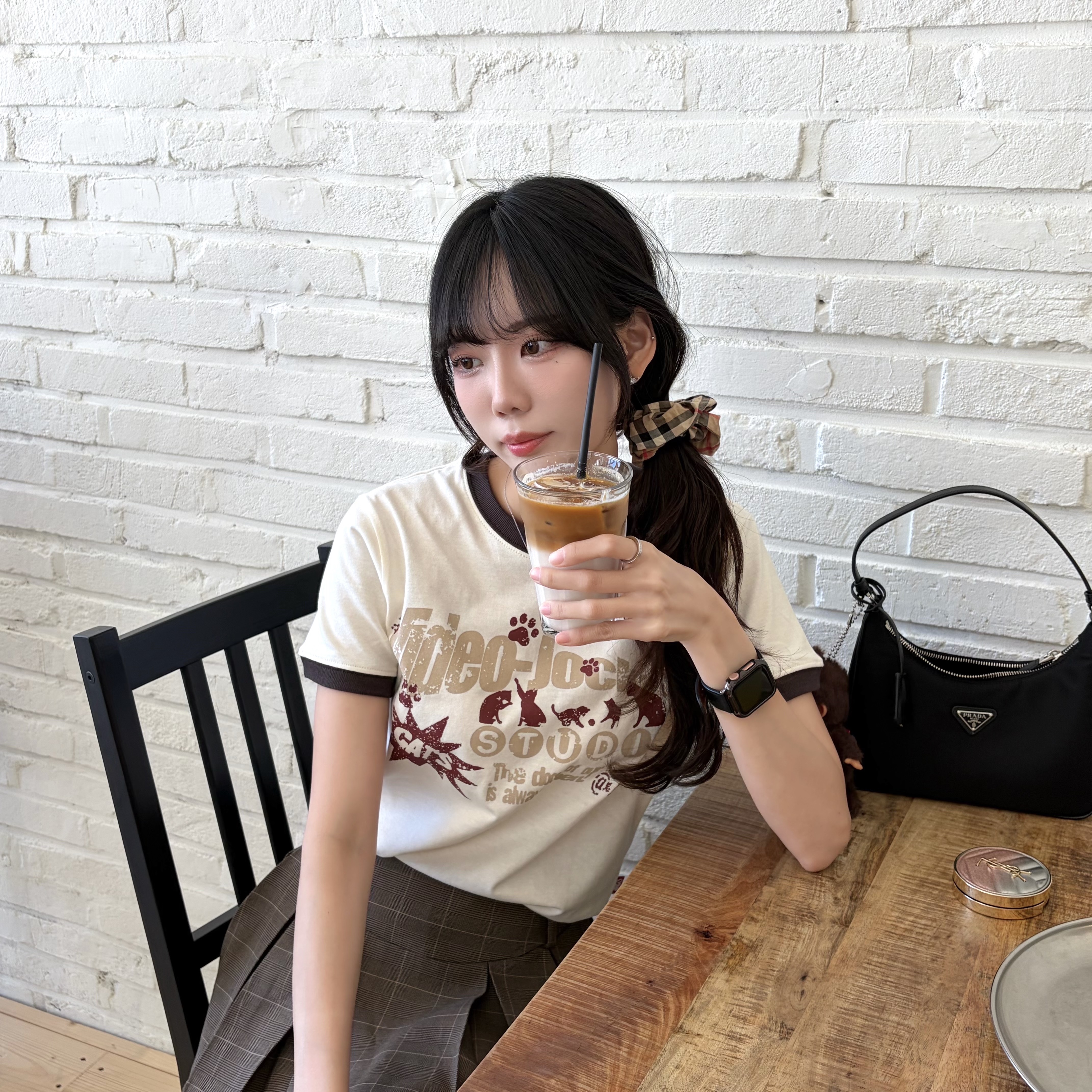 Monchhichi SS Girl Key Chain Brown, Prada Re-Edition 2005 Re-Nylon and Saffiano Mini Bag Black 착용 스타일 - 2