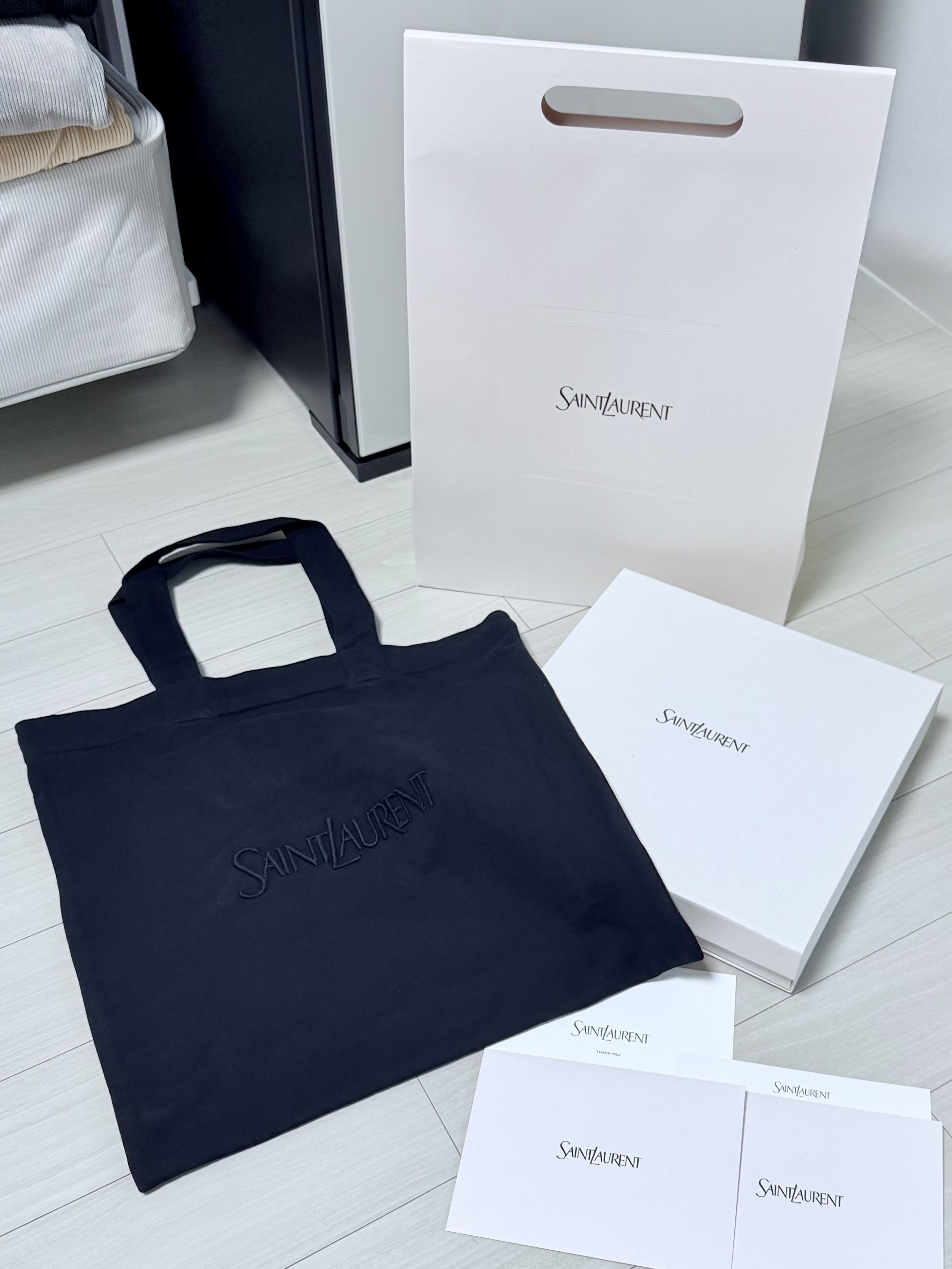 Saint Laurent Fleece Tote Bag Black 착용 스타일
