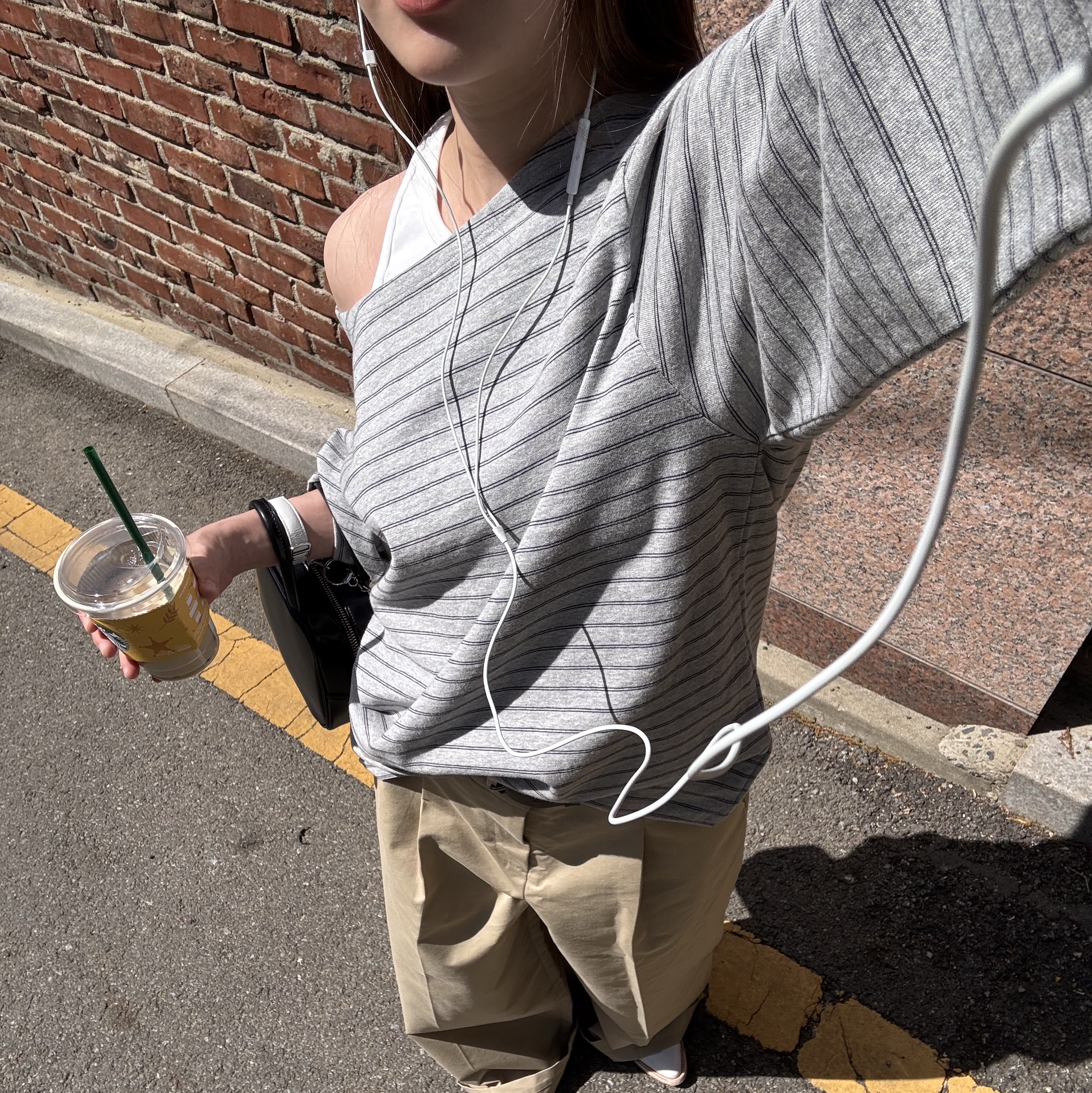 GBH APPAREL Off Shoulder Stripe Top / Grey, GBH APPAREL Wide Fit Cotton Pants / Beige 착용 스타일 - 3