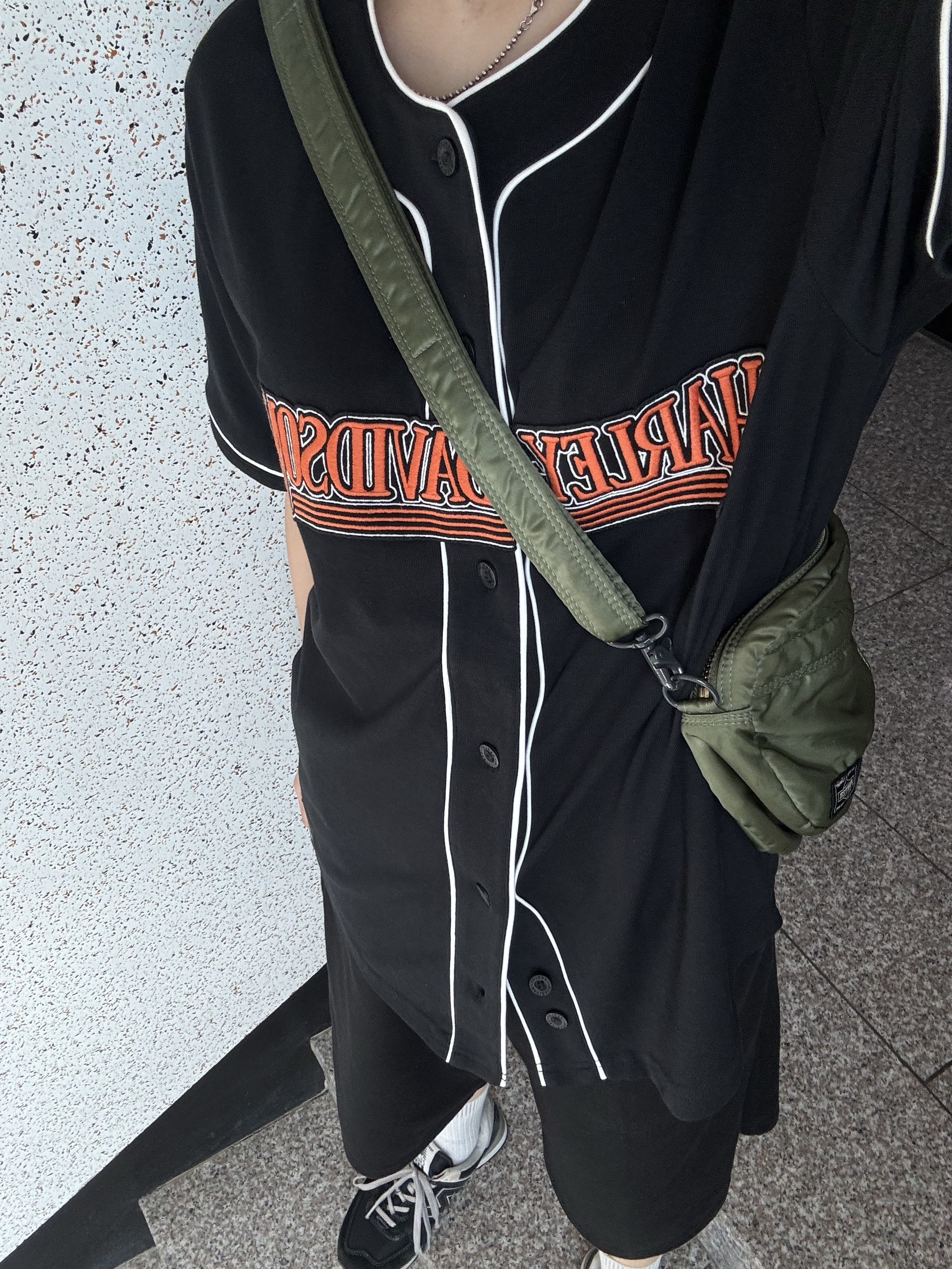 Porter Tanker Shoulder Bag Sage Green, (W) New Balance 574 Black - B Standard 착용 스타일 - 1