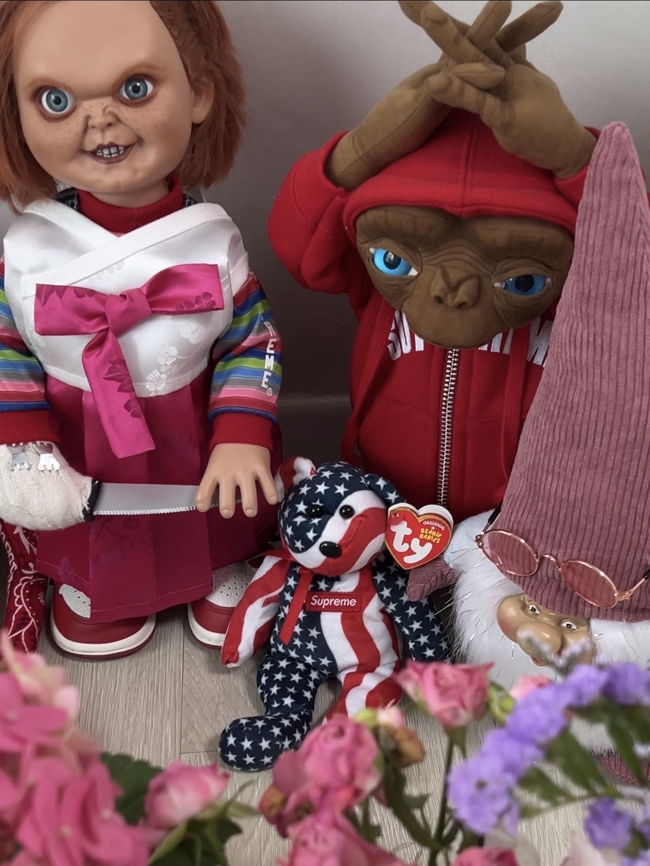 Supreme Ty Beanie Baby Flag - 22FW, Supreme Chucky Doll - 20FW 착용 스타일 - 2