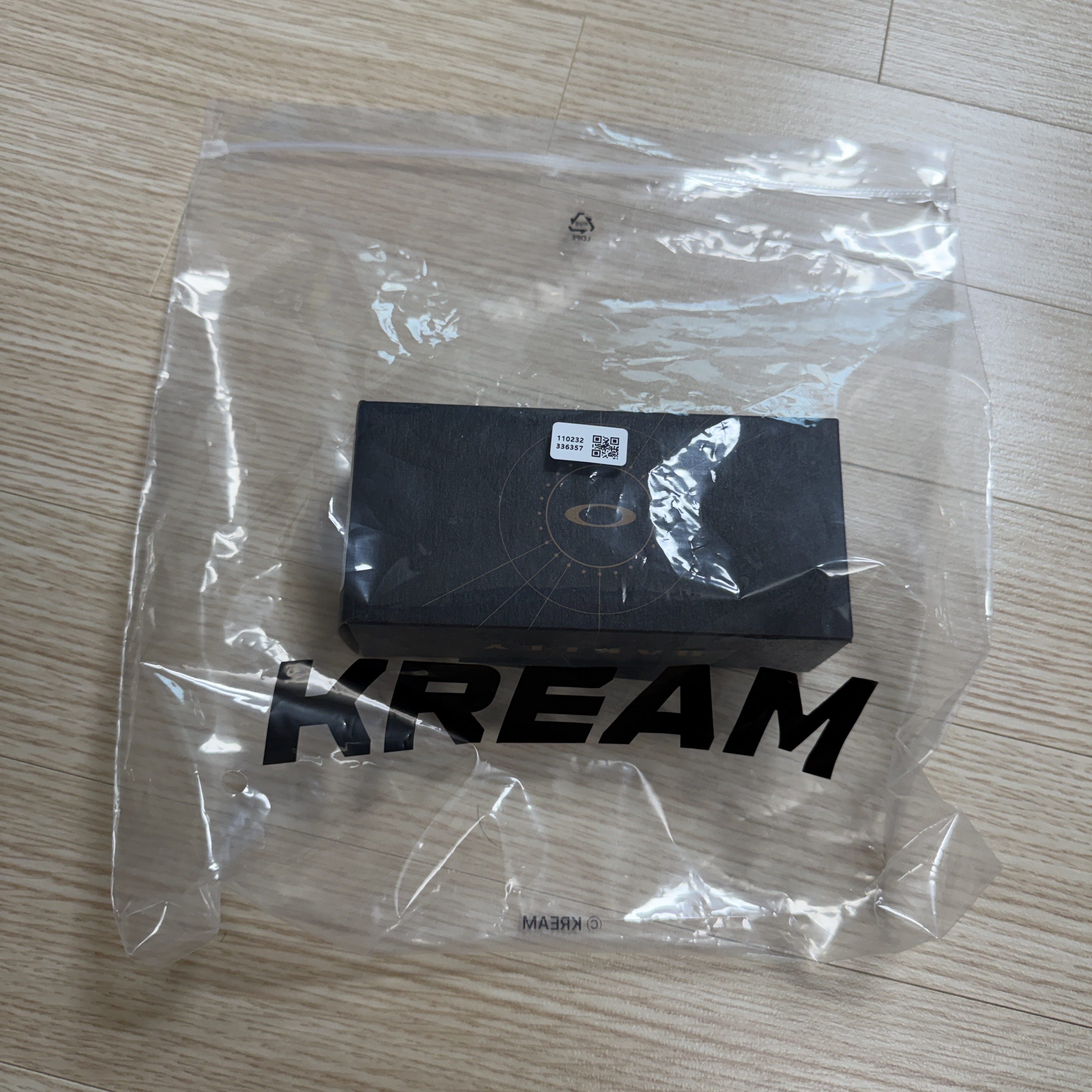 Oakley Eye Jacket Redux Matte Black Frame Prizm Grey Lenses High Bridge Fit 착용 스타일 - 1