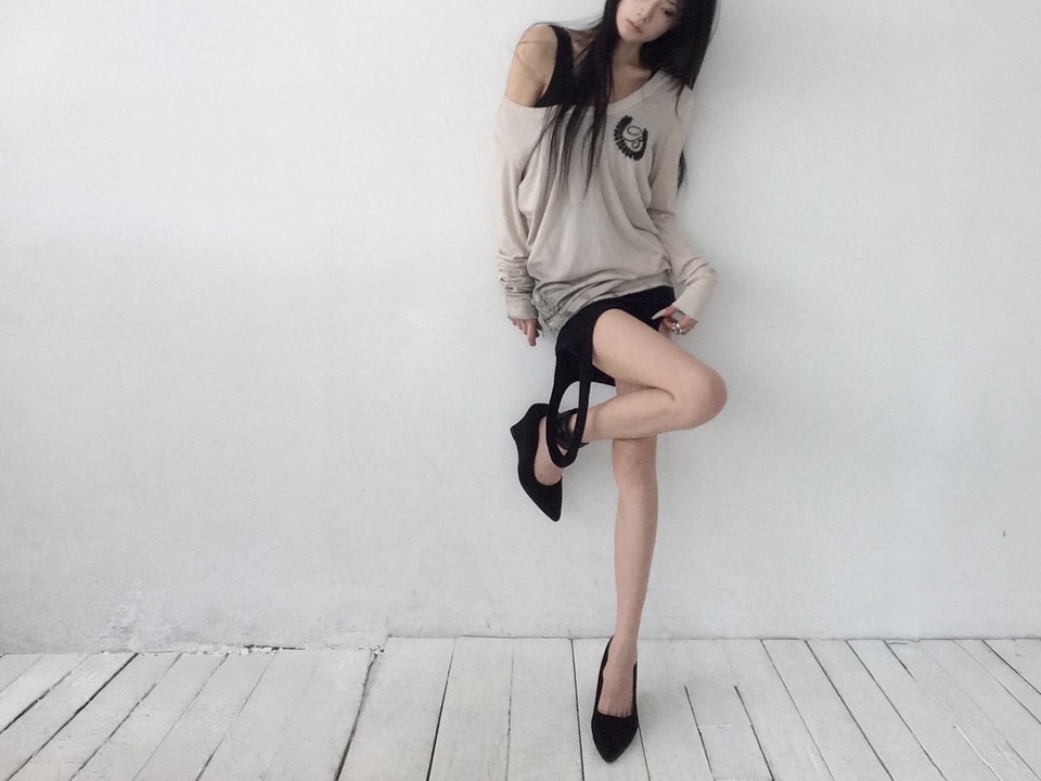 Bonnae Beaded Plunge Neck Top Beige, Bonnae Beaded Plunge Neck Top Black 착용 스타일