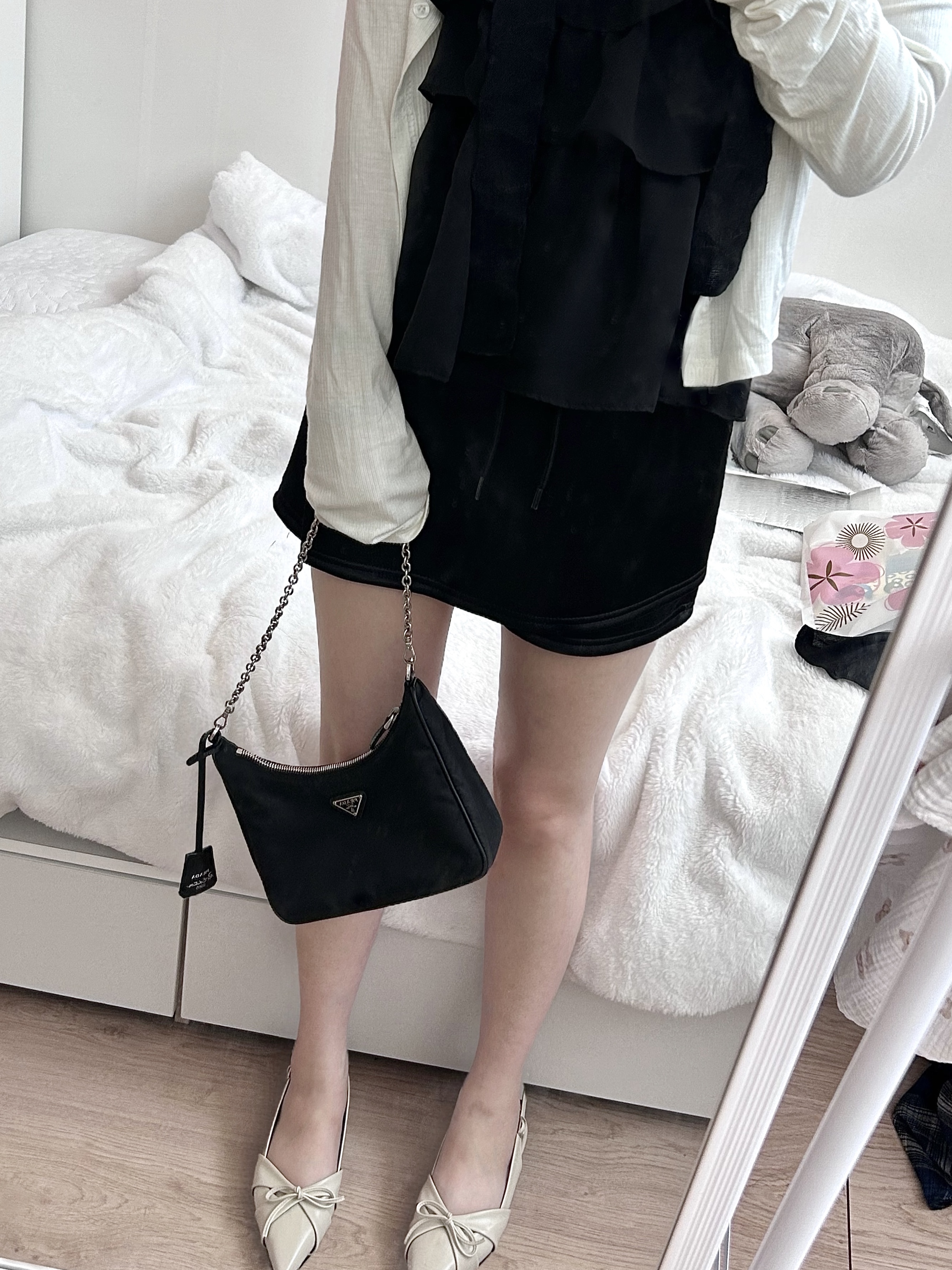 Prada Re-Edition 2005 Re-Nylon Shoulder Bag Black 착용 스타일 - 1