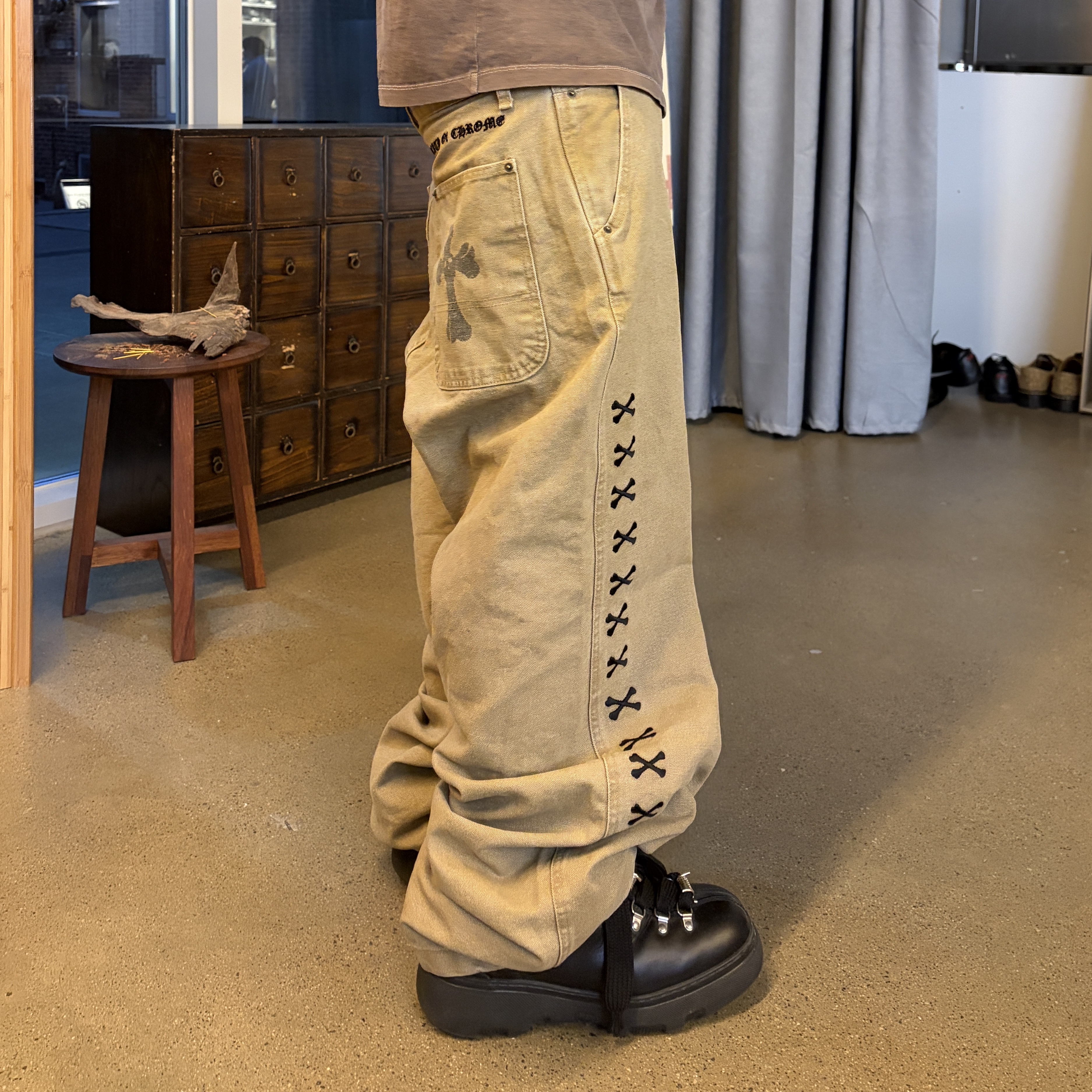 Aoiro The Death Of Chrome Work Pants VTG Tan, Burberry Leather Trek Boots Black 착용 스타일 - 1