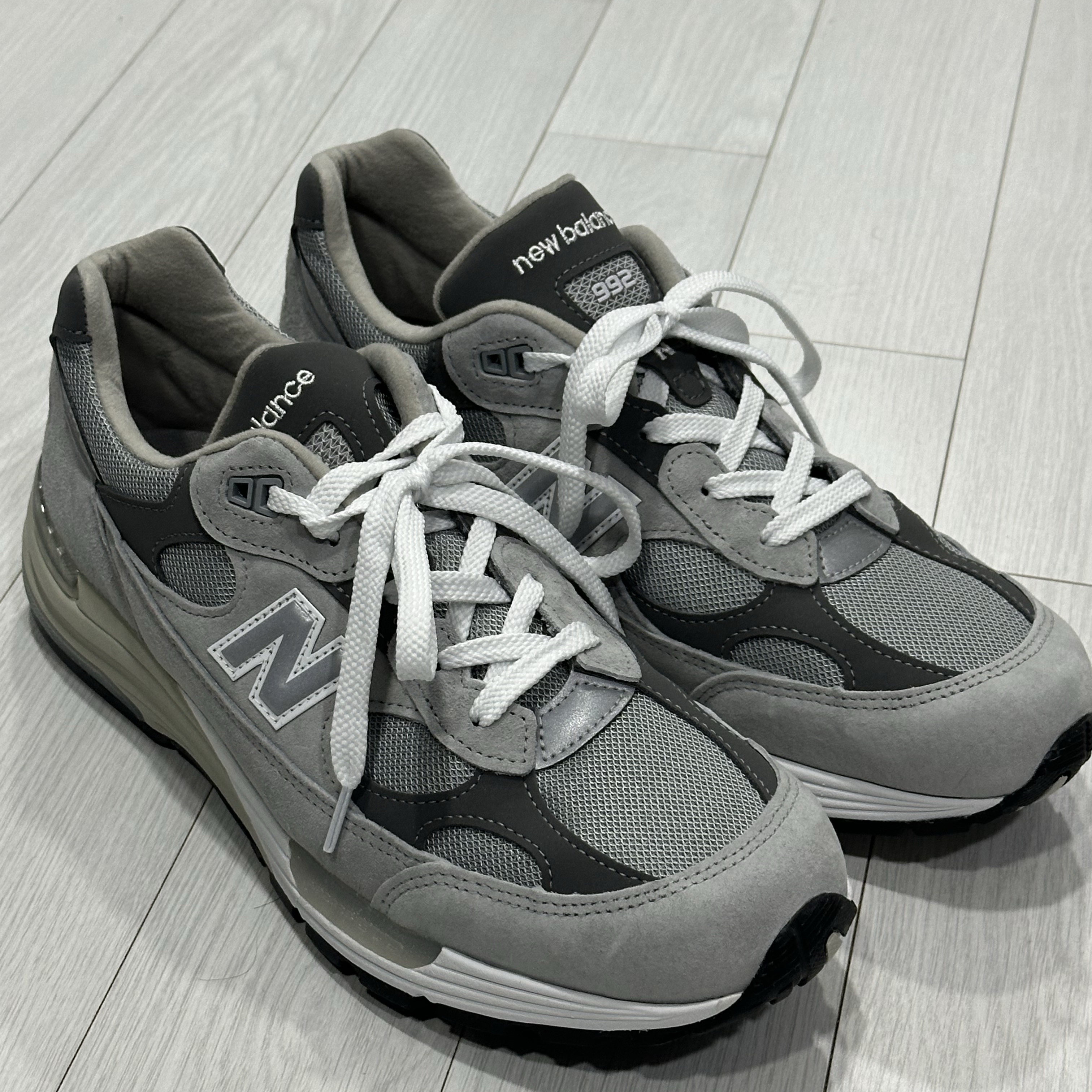 New Balance 992 Made in USA Core Grey Silver Metallic 착용 스타일 - 1