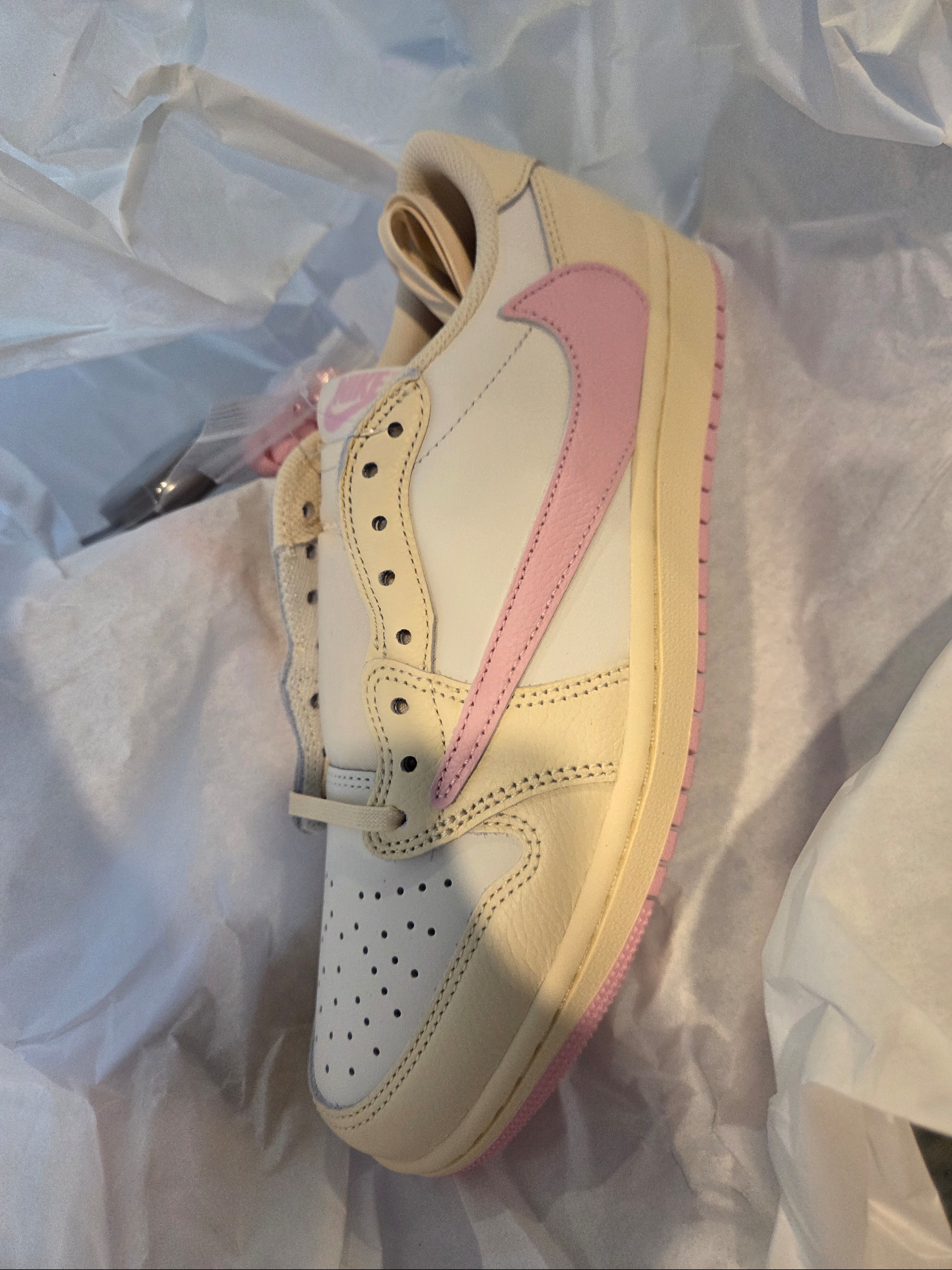 Jordan 1 x Travis Scott Retro Low OG SP Muslin Shy Pink 착용 스타일