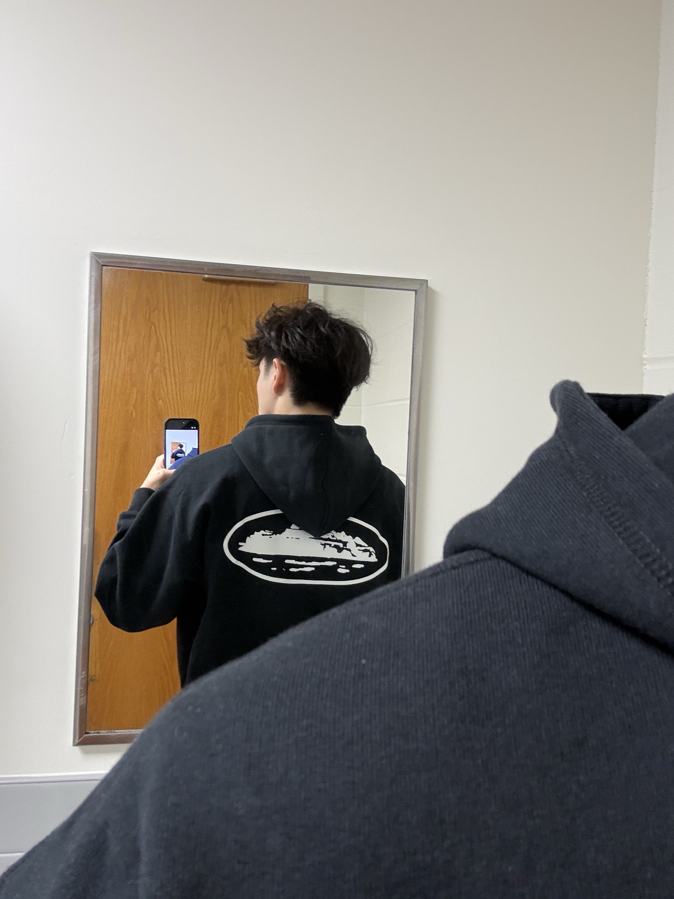 Corteiz Mini Island Zip Hoodie Black 착용 스타일