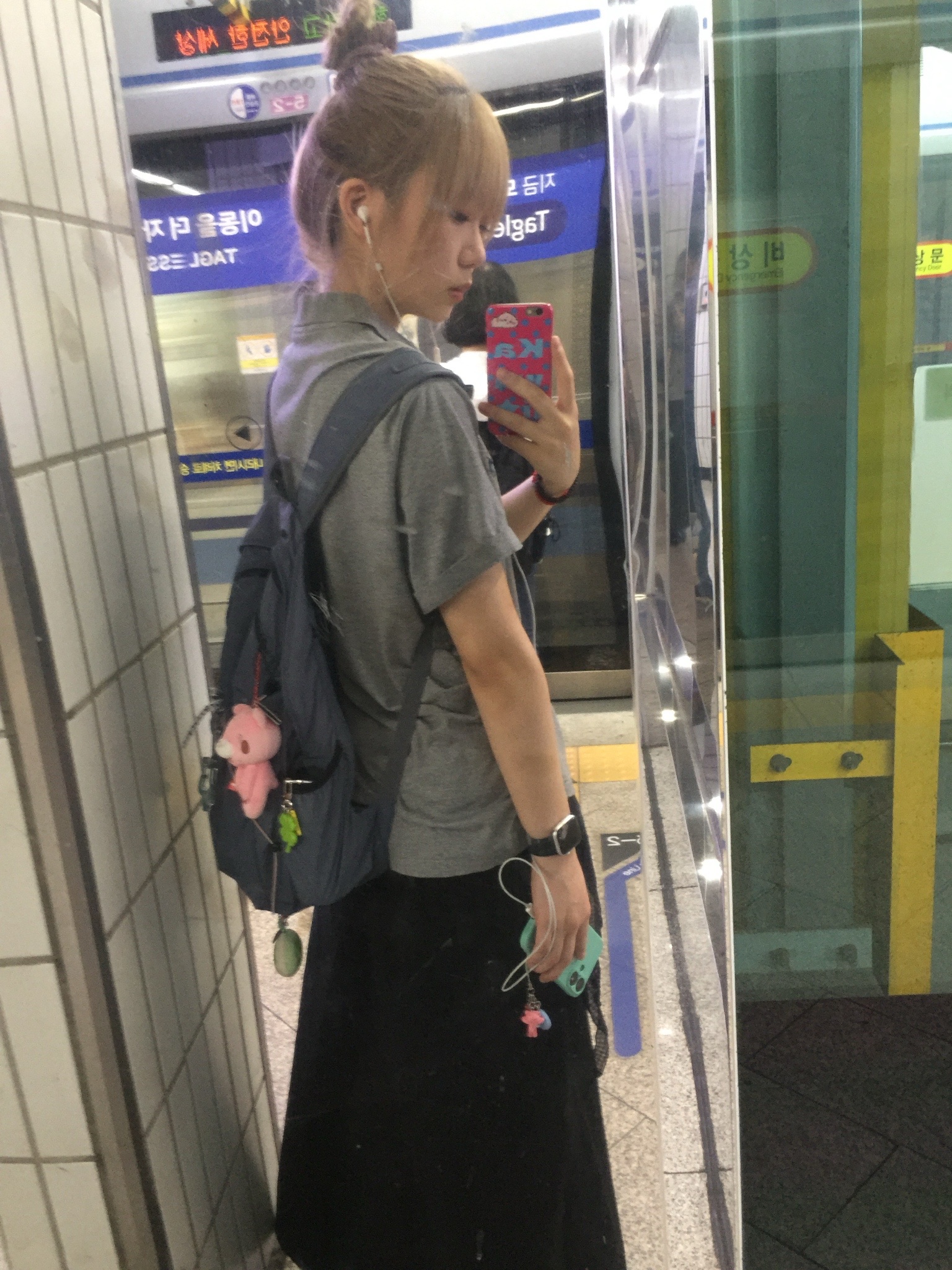 MAZIUNTITLED Roam Pack Navy 착용 스타일 - 1
