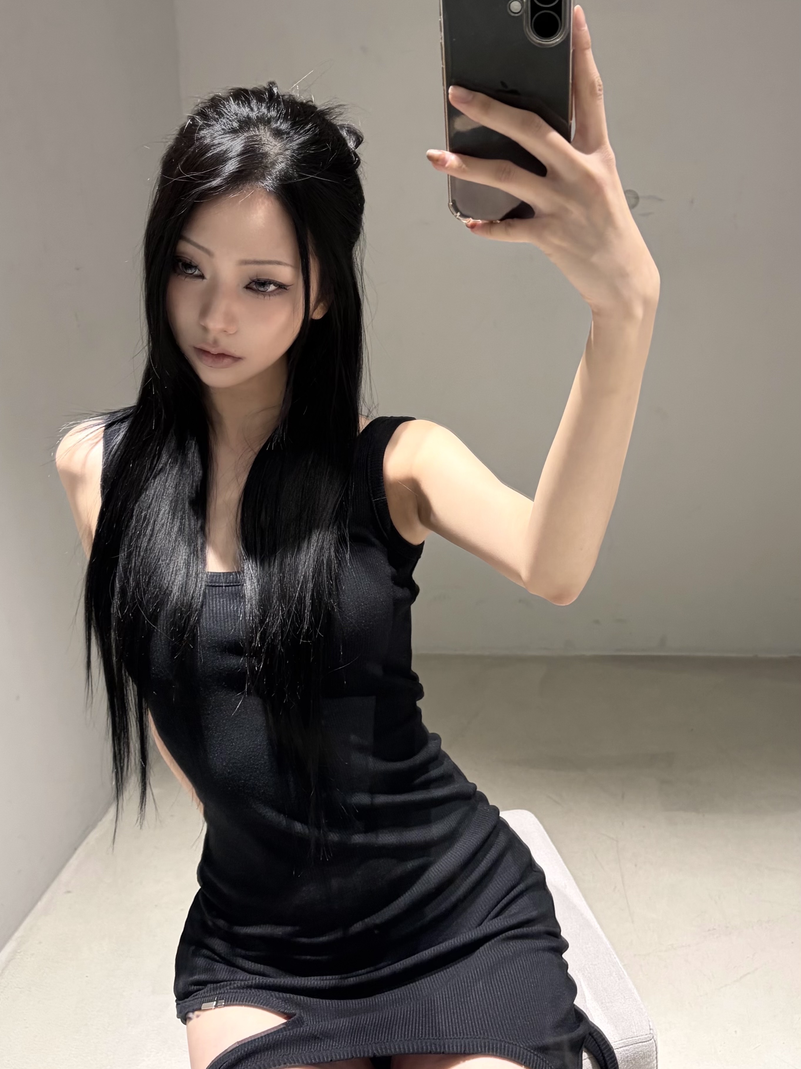 Bonnae Asymmetric Dress Black, Bonnae Asymmetric Dress Ivory 착용 스타일