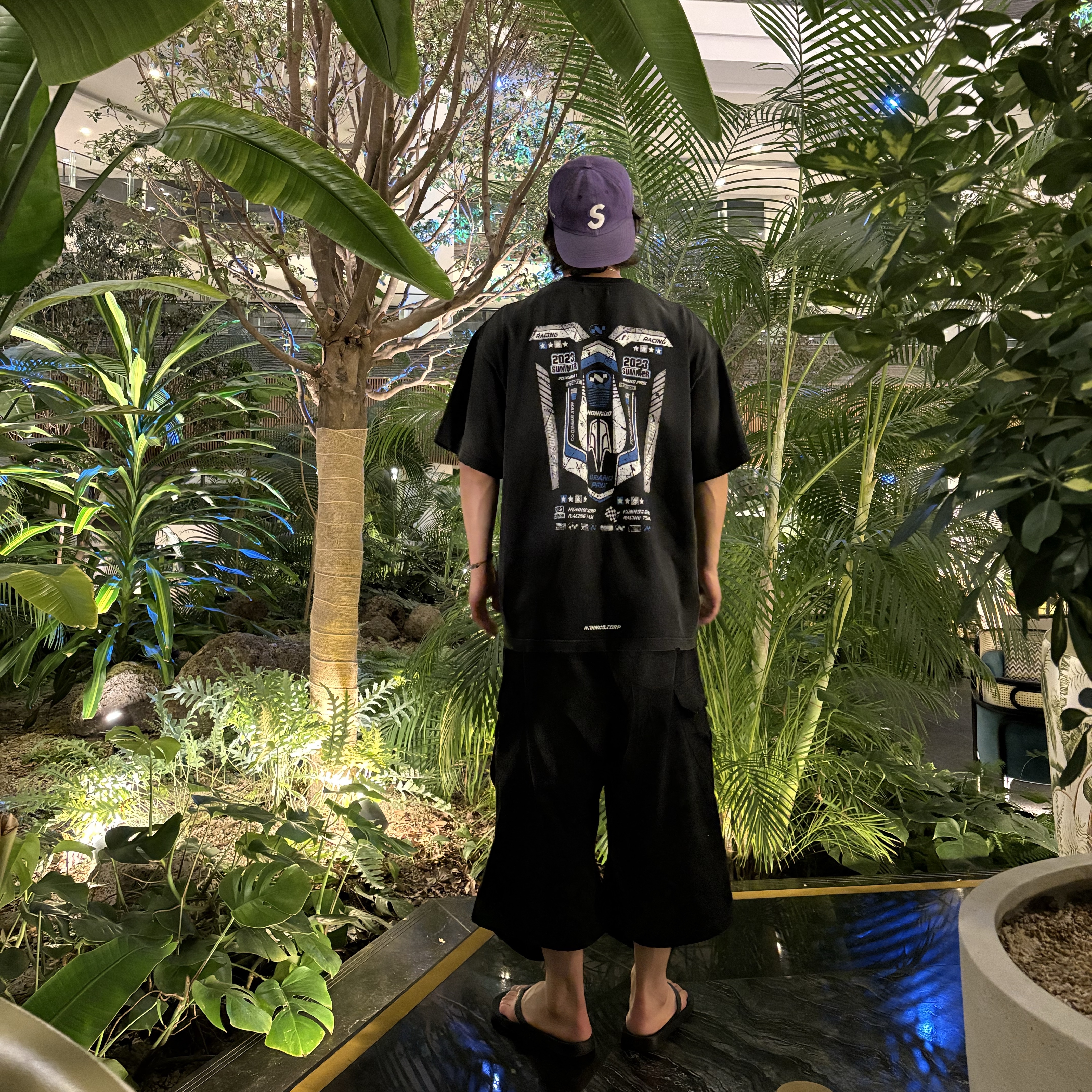 Nonnod Side Cargo Shorts Vintage Black, Nonnod Grandprix T-shirt Washed Black 착용 스타일