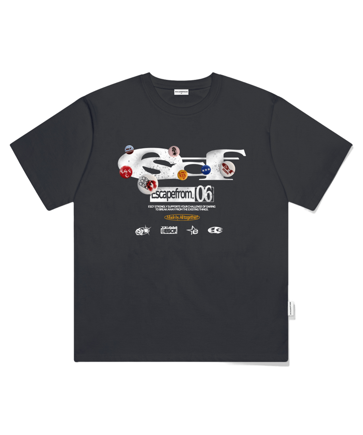 이스케이프프롬 핀 버튼 ESCF 로고 콜라주 프린트 오버핏 반팔티 차콜(Escapefrom Pin Button ESCF Logo Collage Print Oversized T-Shirt Charcoal) - 1