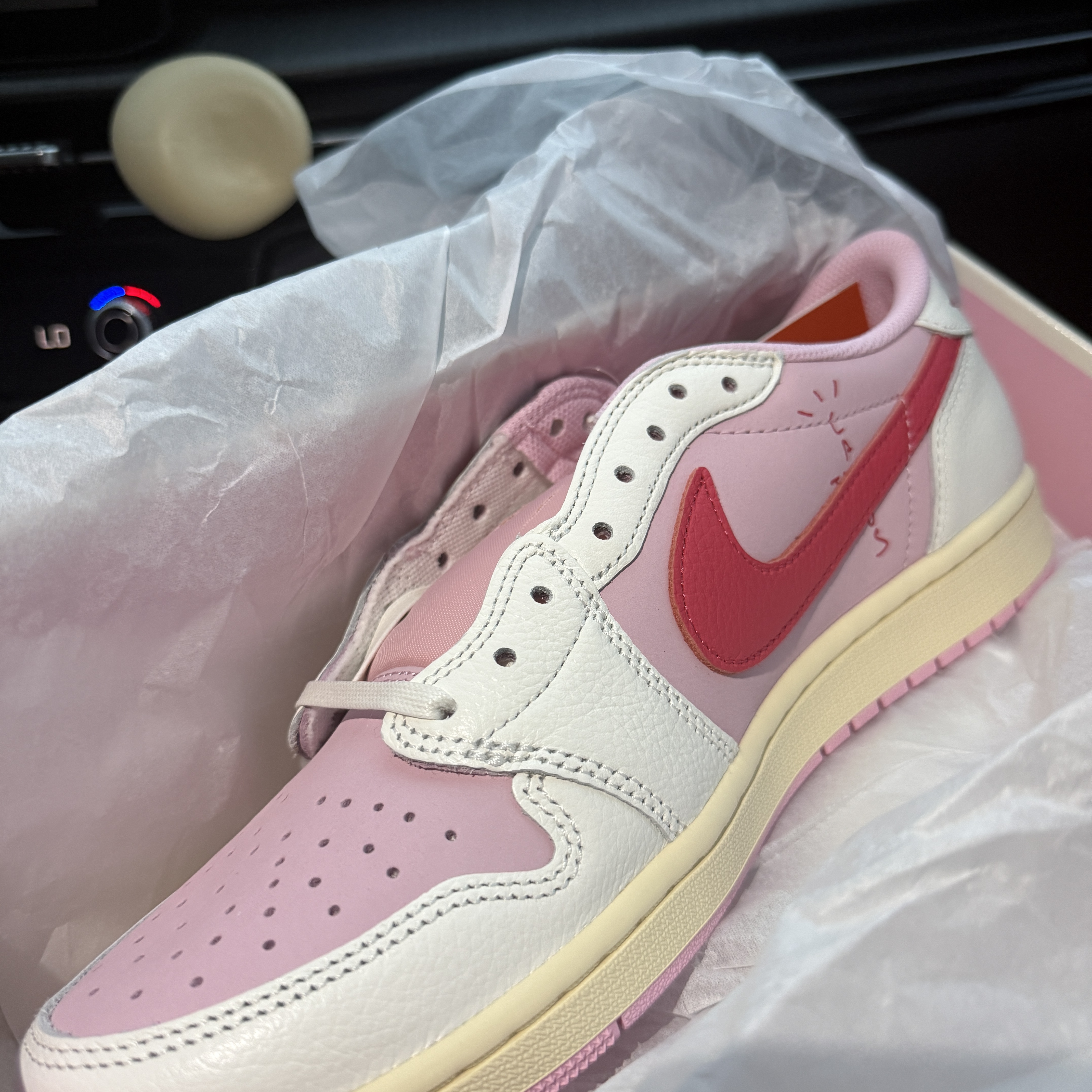 Jordan 1 x Travis Scott Retro Low OG SP Sail Tropical Pink 착용 스타일 - 2