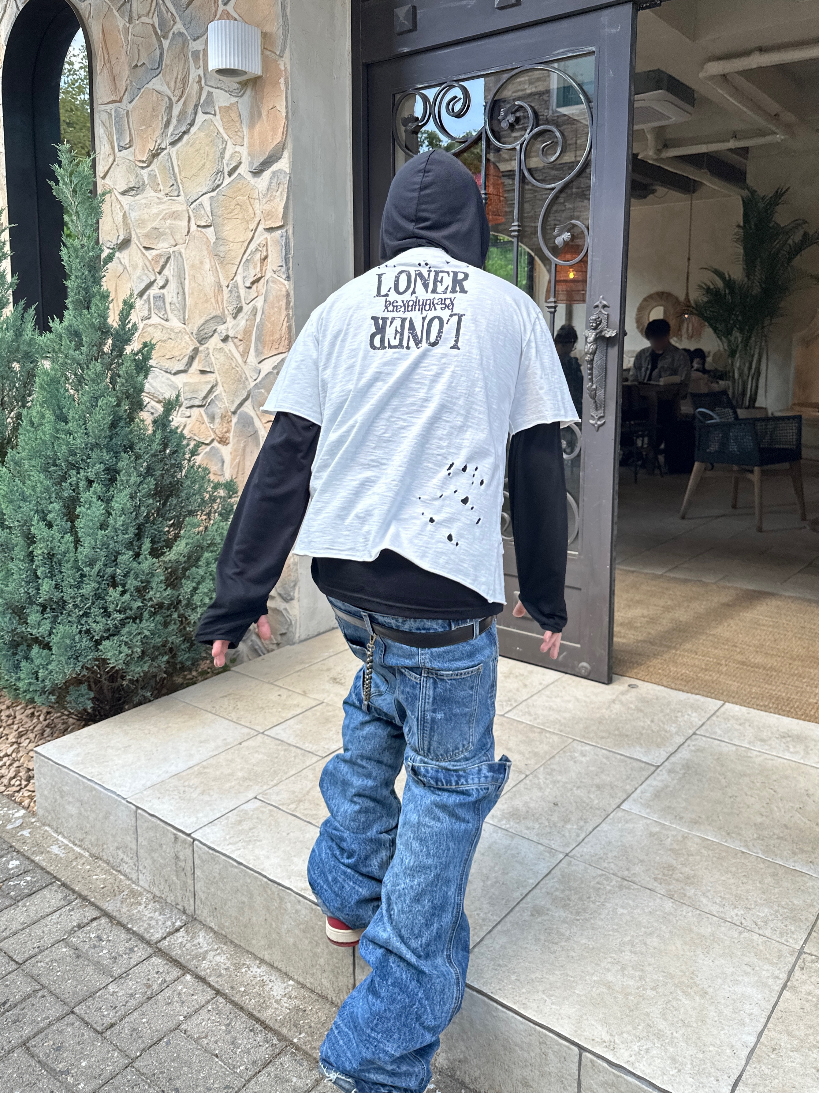 ROARINGRAD Cross Damage Slub T-Shirt White, ROARINGRAD Triple Ob Flare Denim Pants Blue 착용 스타일 - 2