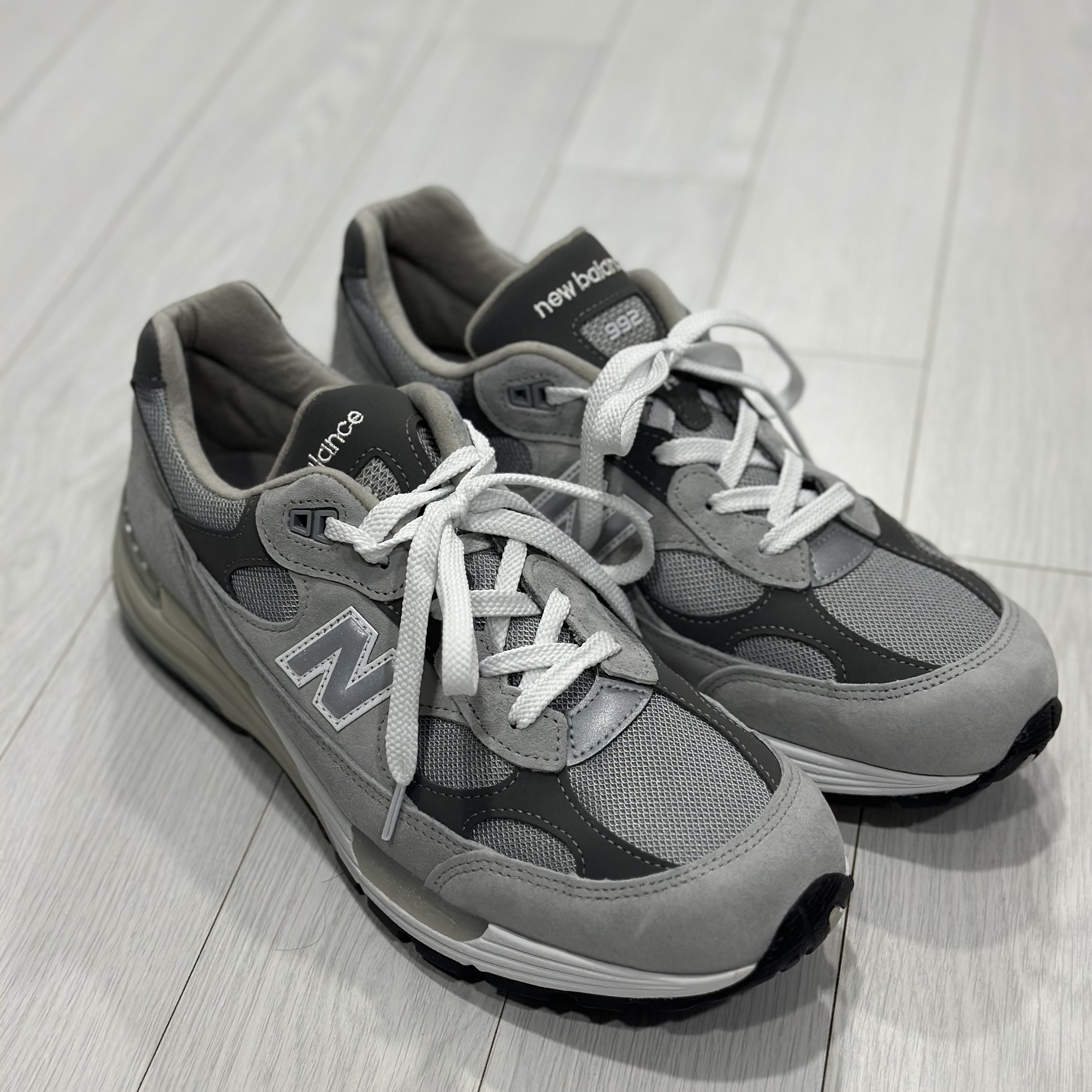 New Balance 992 Made in USA Core Grey Silver Metallic 착용 스타일 - 9