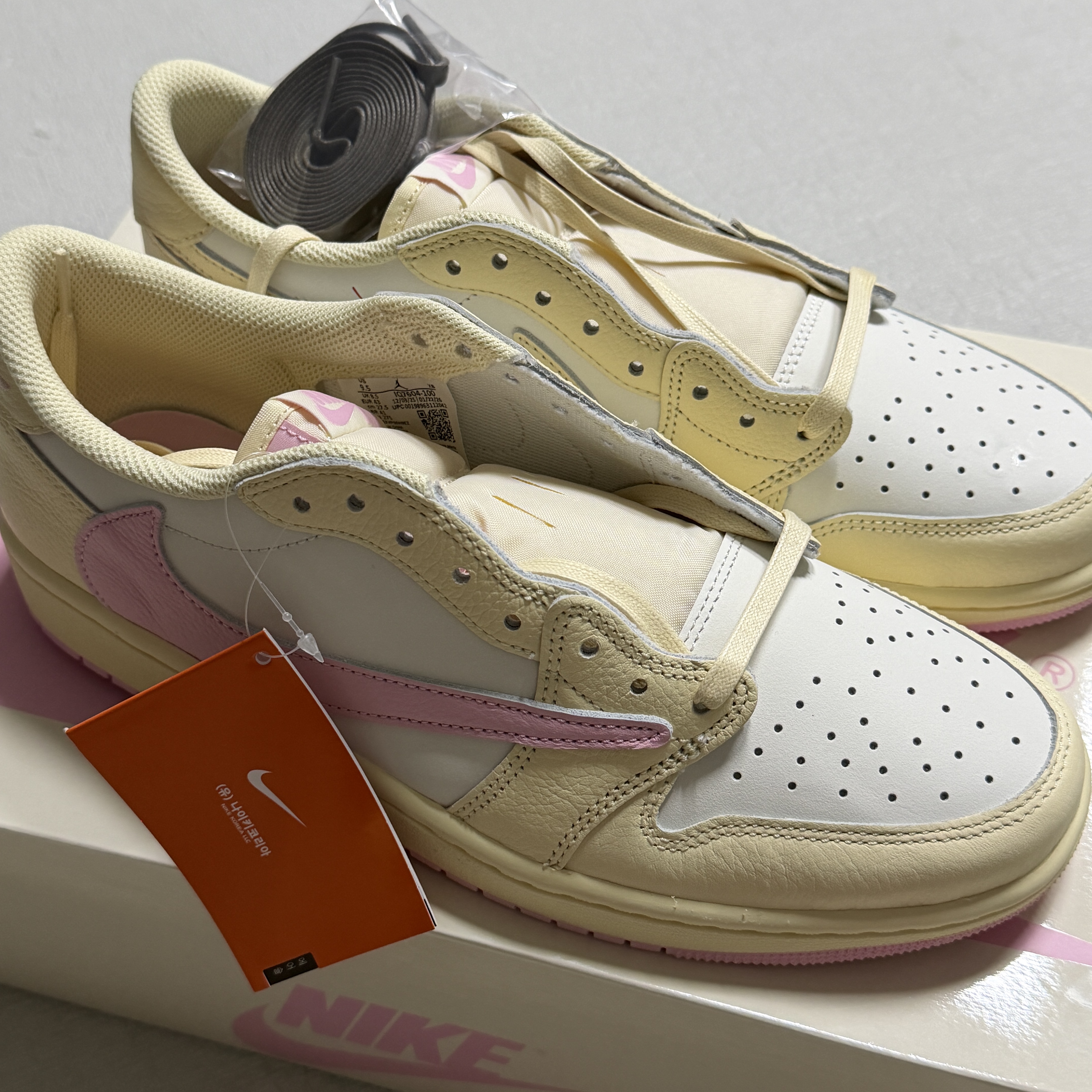 Jordan 1 x Travis Scott Retro Low OG SP Muslin Shy Pink, Jordan 1 x Travis Scott Retro Low OG SP Reverse Olive 착용 스타일 - 1