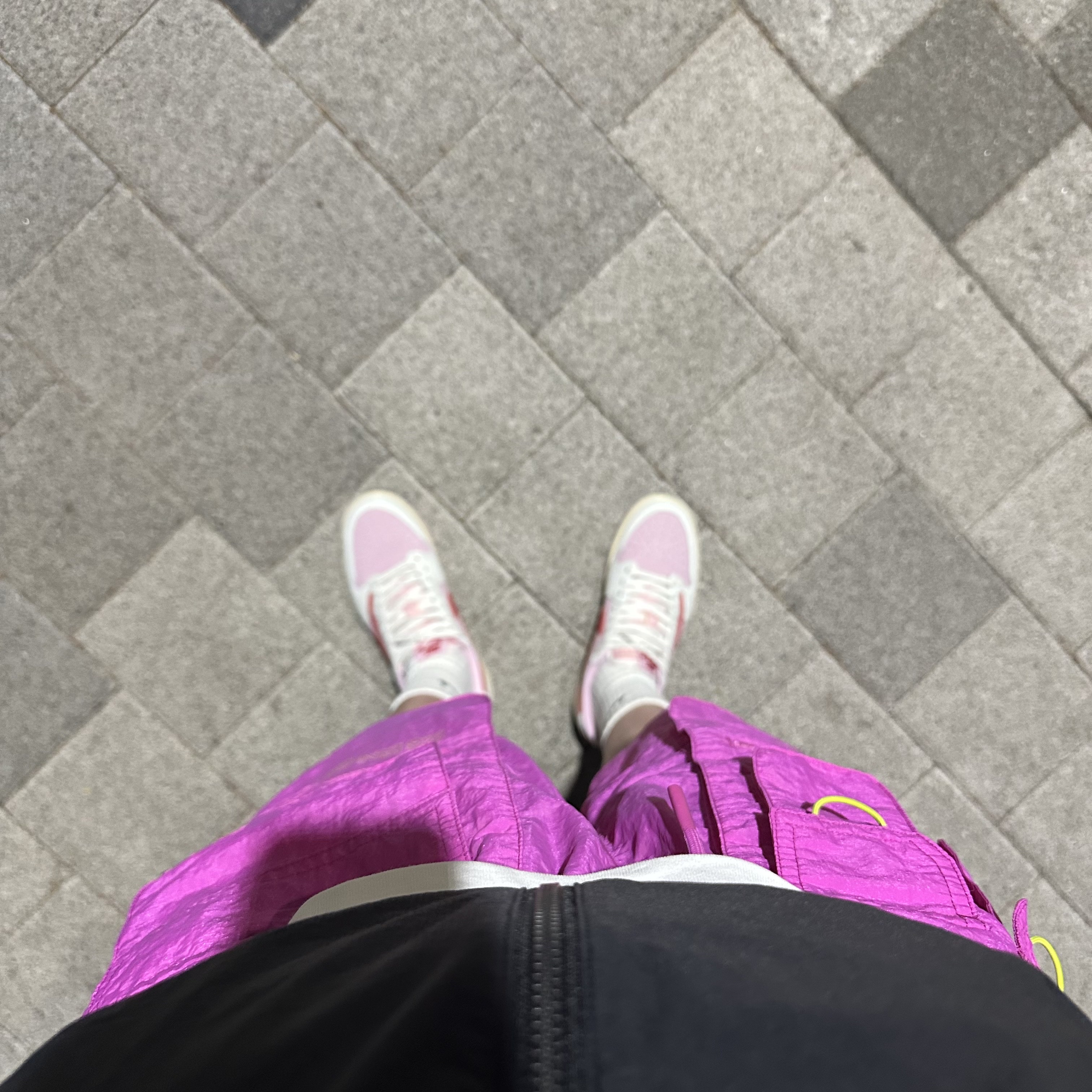 Jordan 1 x Travis Scott Retro Low OG SP Sail Tropical Pink 착용 스타일 - 1