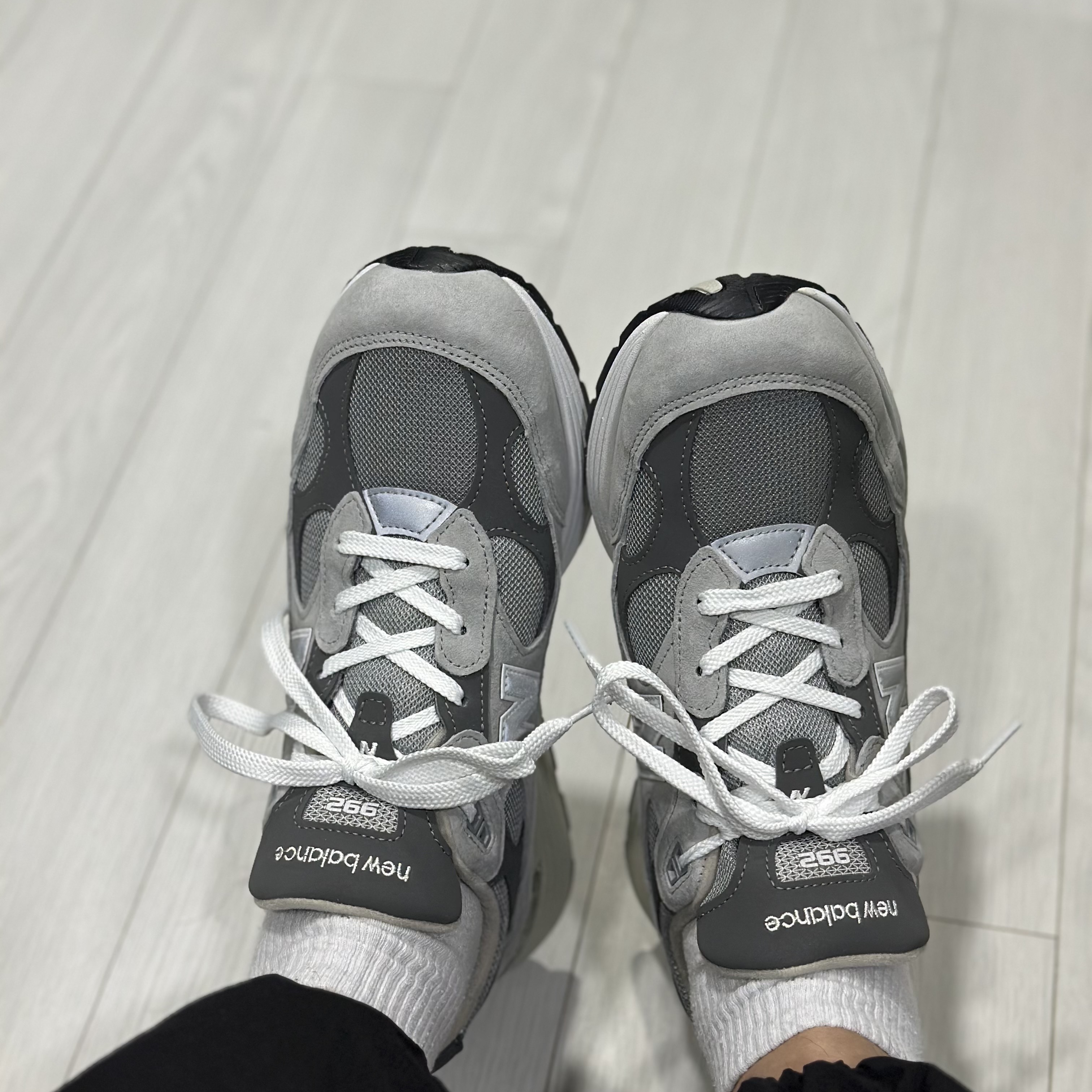 New Balance 992 Made in USA Core Grey Silver Metallic 착용 스타일 - 8