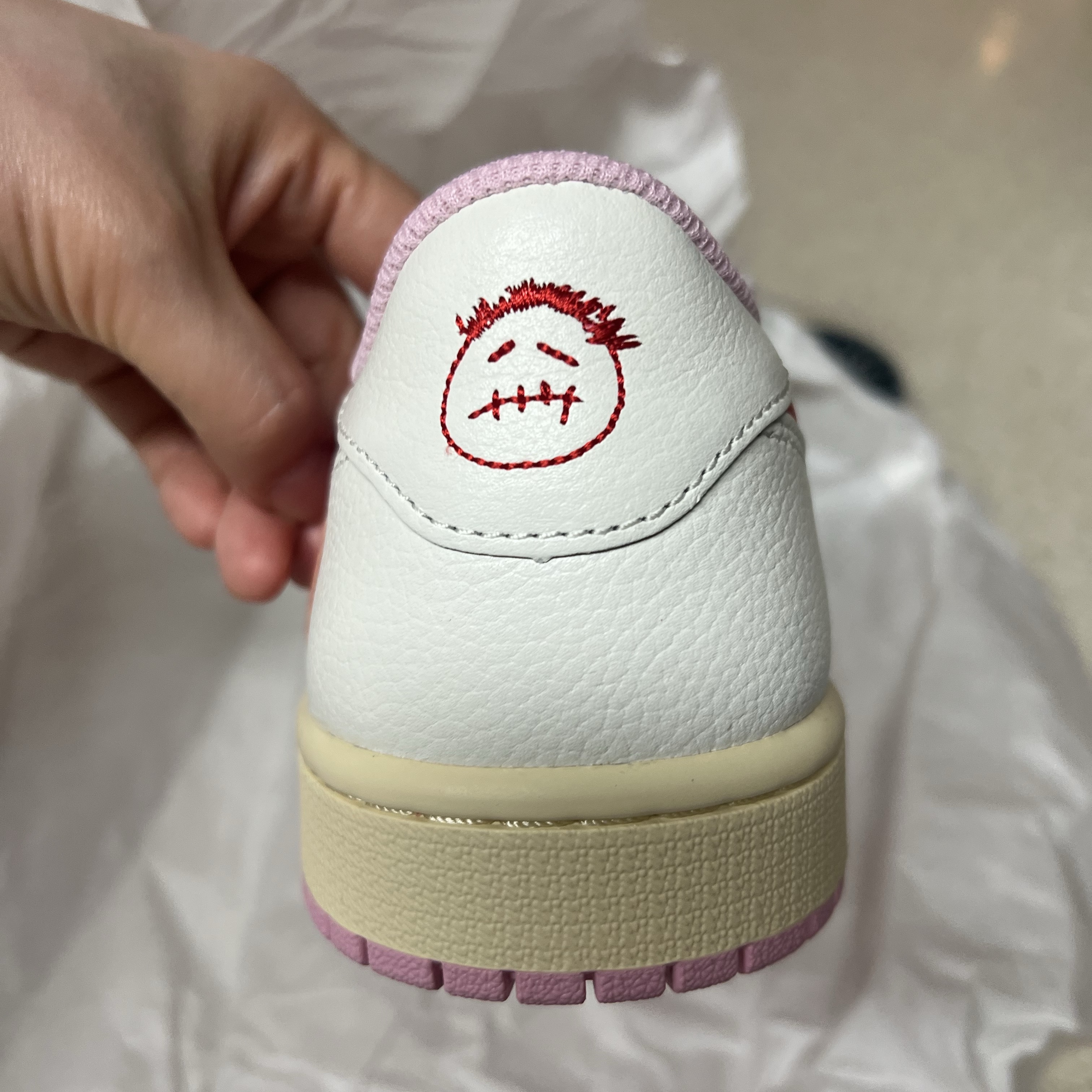 Jordan 1 x Travis Scott Retro Low OG SP Sail Tropical Pink 착용 스타일 - 3