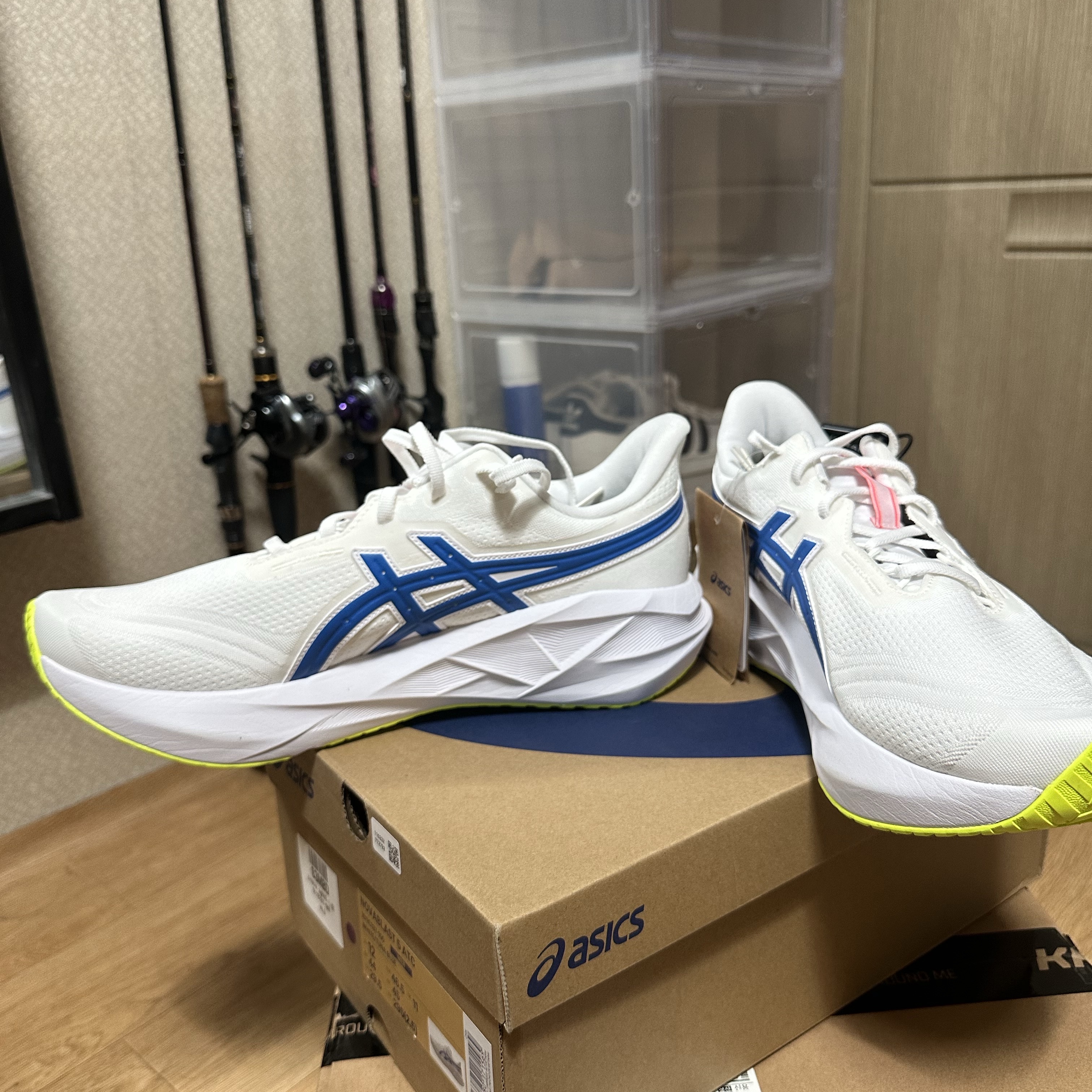 Asics Novablast 5 White Tuna Blue 착용 스타일 - 1