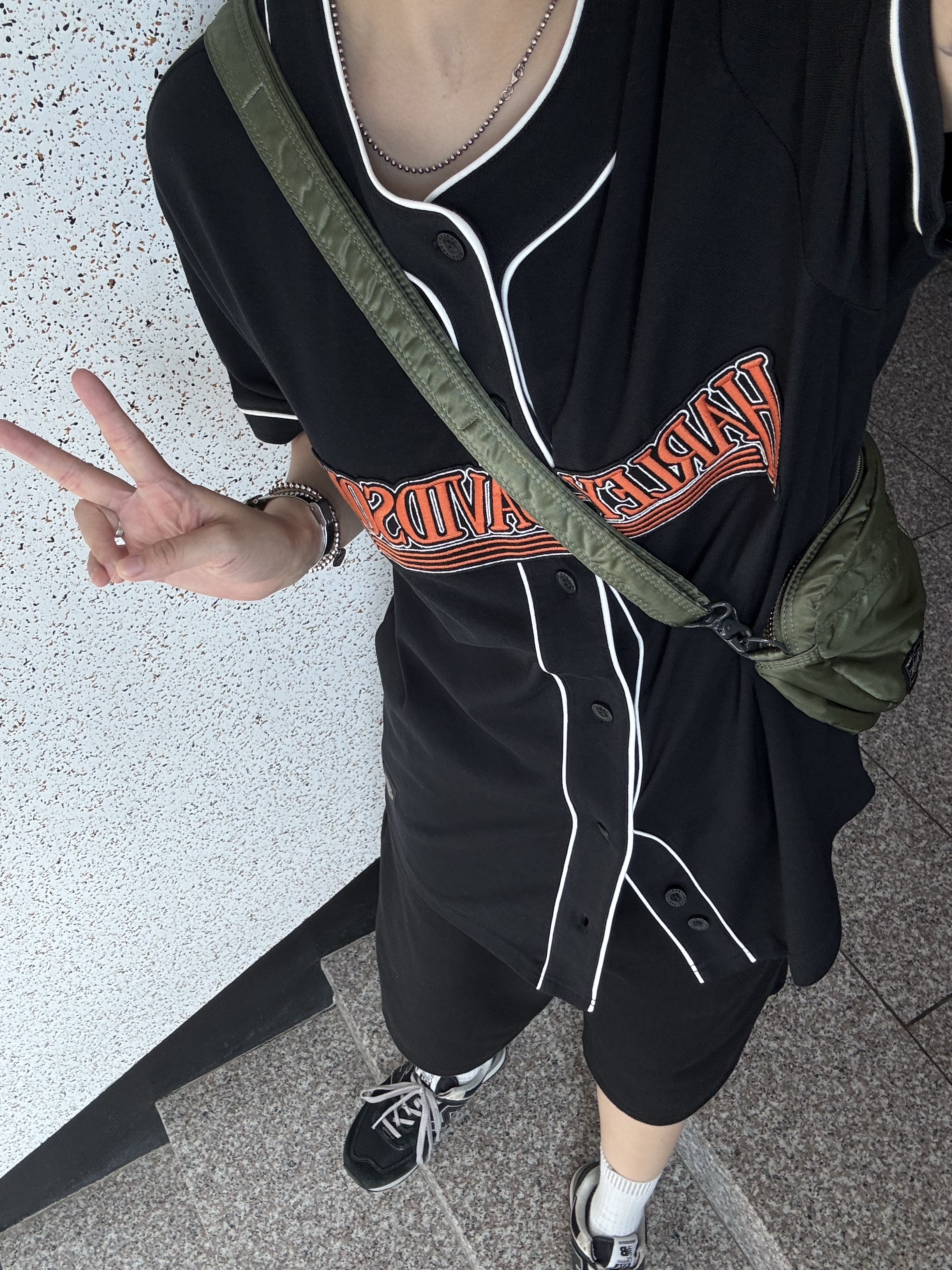 Porter Tanker Shoulder Bag Sage Green, (W) New Balance 574 Black - B Standard 착용 스타일 - 2