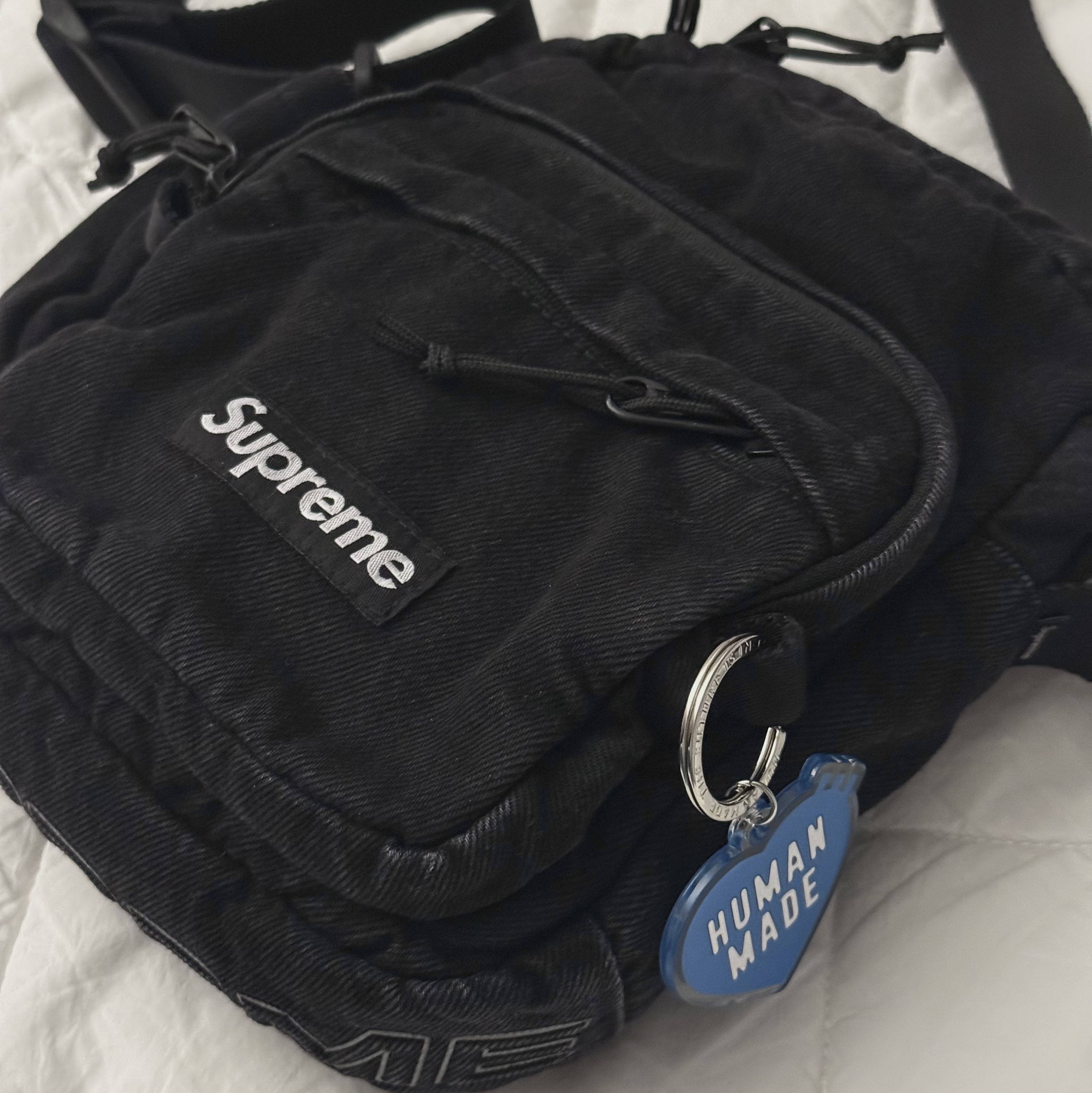 Supreme Denim Shoulder Bag Black - 25FW, Human Made Acrylic Heart Keyring Blue 착용 스타일