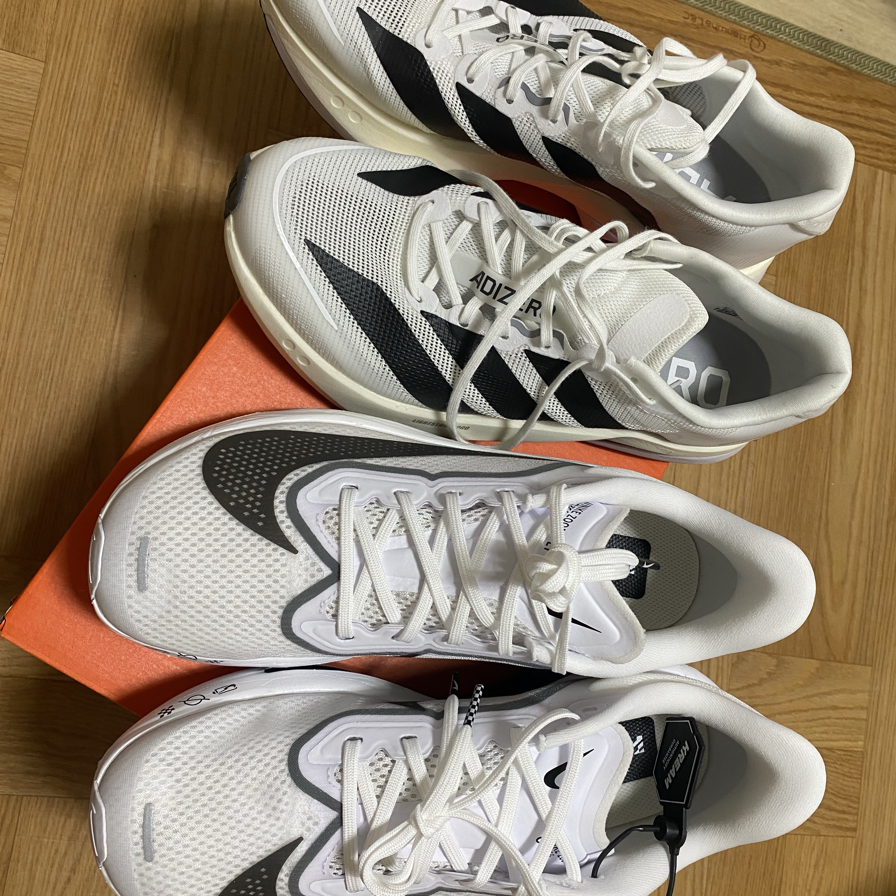 Nike Zoom Fly 6 White Smoke Grey, Adidas Adizero Boston 13 Cloud White Core Black 착용 스타일
