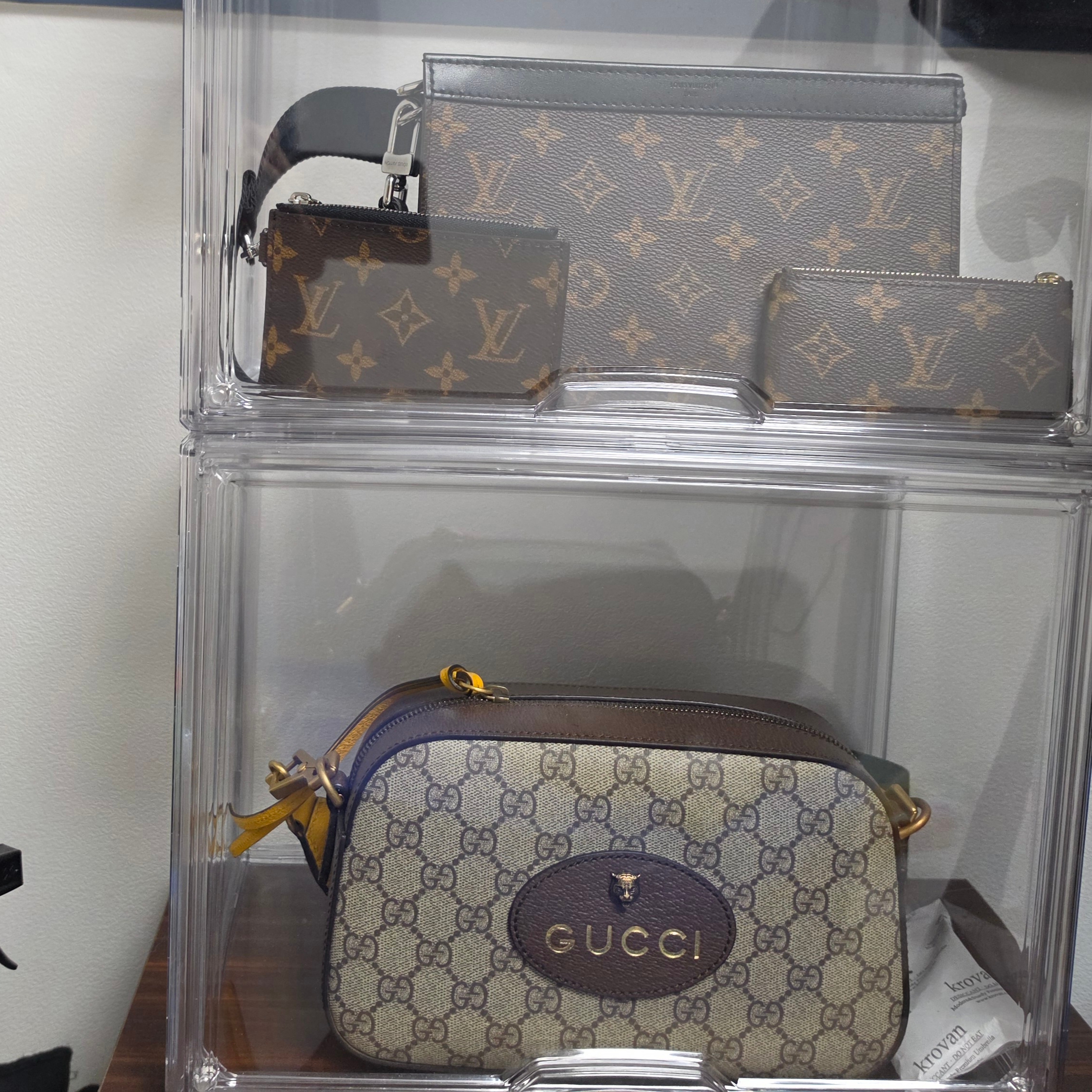 Gucci GG Messenger Bag Beige Ebony, Louis Vuitton Gaston Wearable Wallet Monogram Macassar 착용 스타일