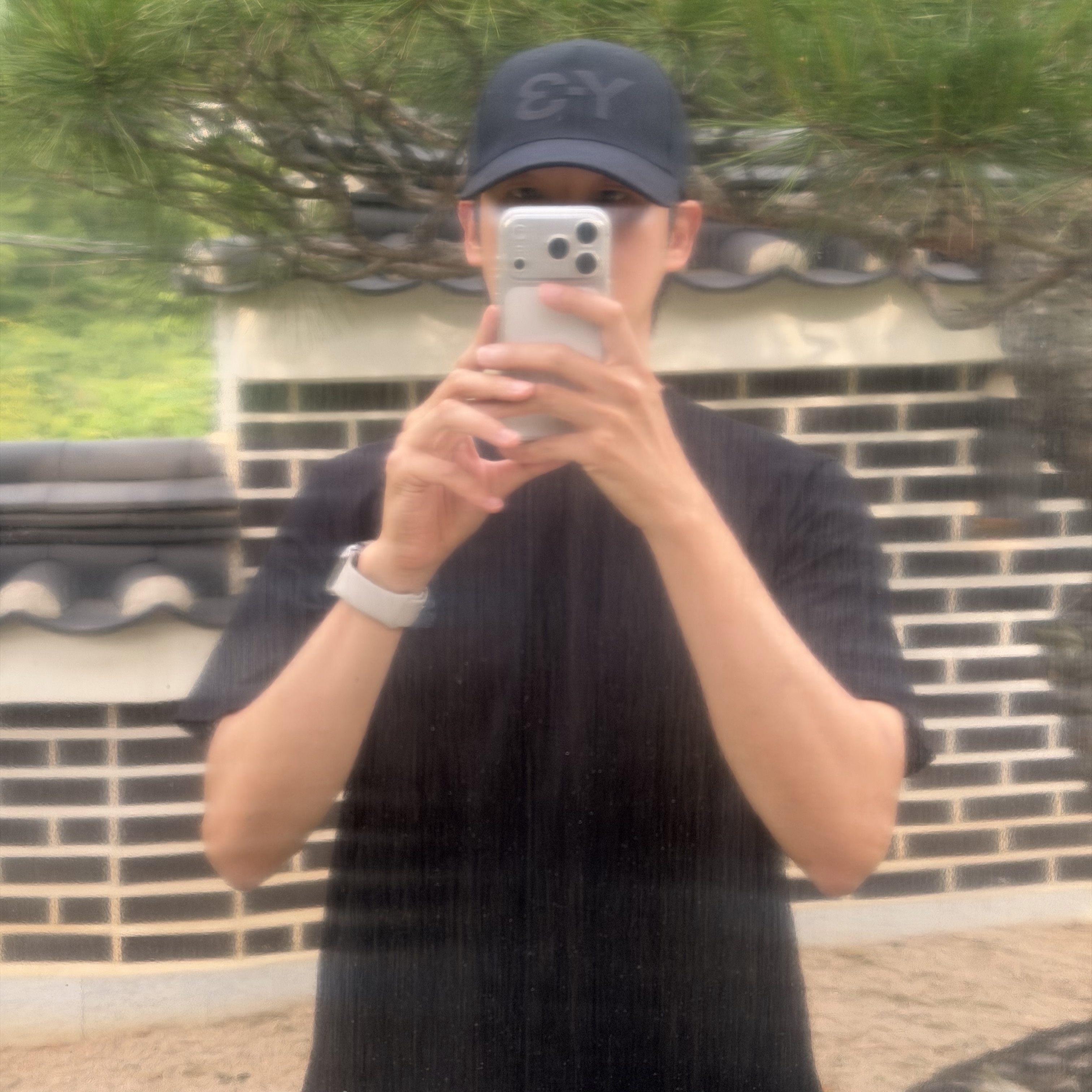 Crocs x Steven Smith Ripple Graphite Dusty Olive, (W) Uniqlo x Cecilie Bahnsen Graphic T-Shirt Black 착용 스타일 - 5