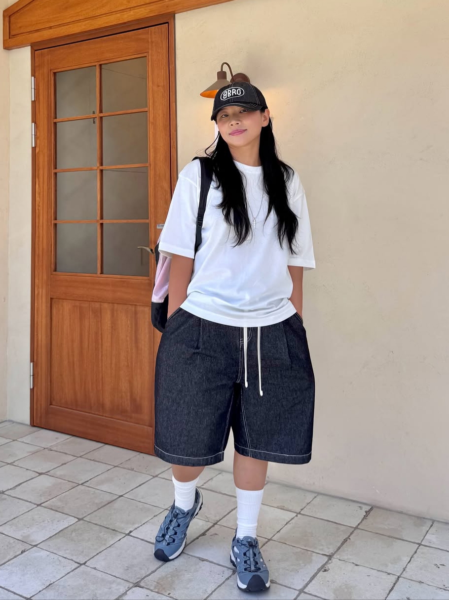 Knitted Outstring Bermuda Denim Half Pants Black, Knitted Outstring Bermuda Denim Half Pants Cream 착용 스타일 - 4