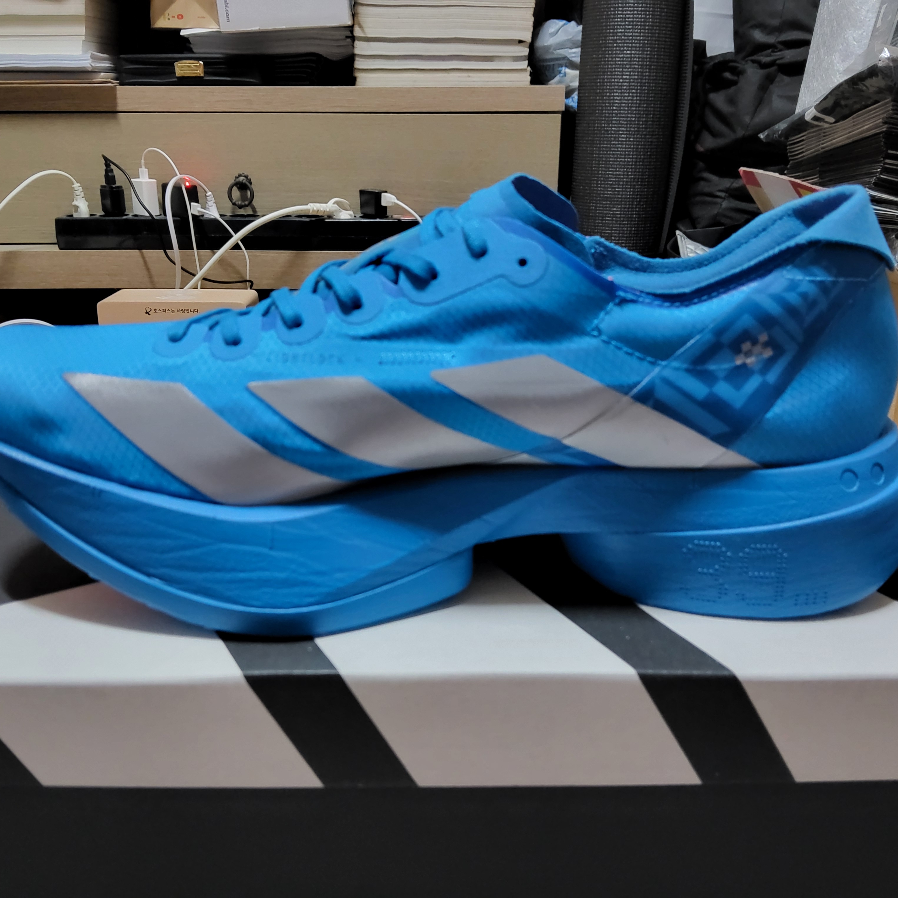 Adidas Adizero Adios Pro 4 Solar Blue Silver Metallic 착용 스타일 - 3