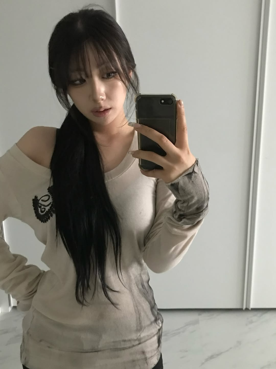 Bonnae Beaded Plunge Neck Top Black, Bonnae Beaded Plunge Neck Top Beige 착용 스타일