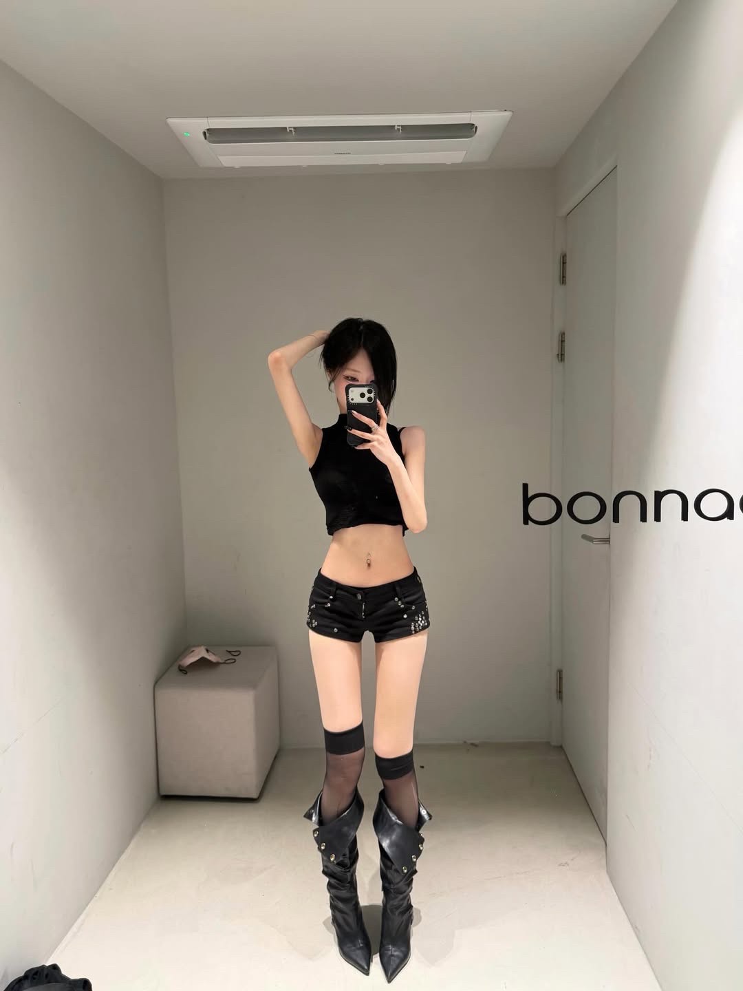 Bonnae Studded Shorts Black, Bonnae Studded Shorts White 착용 스타일