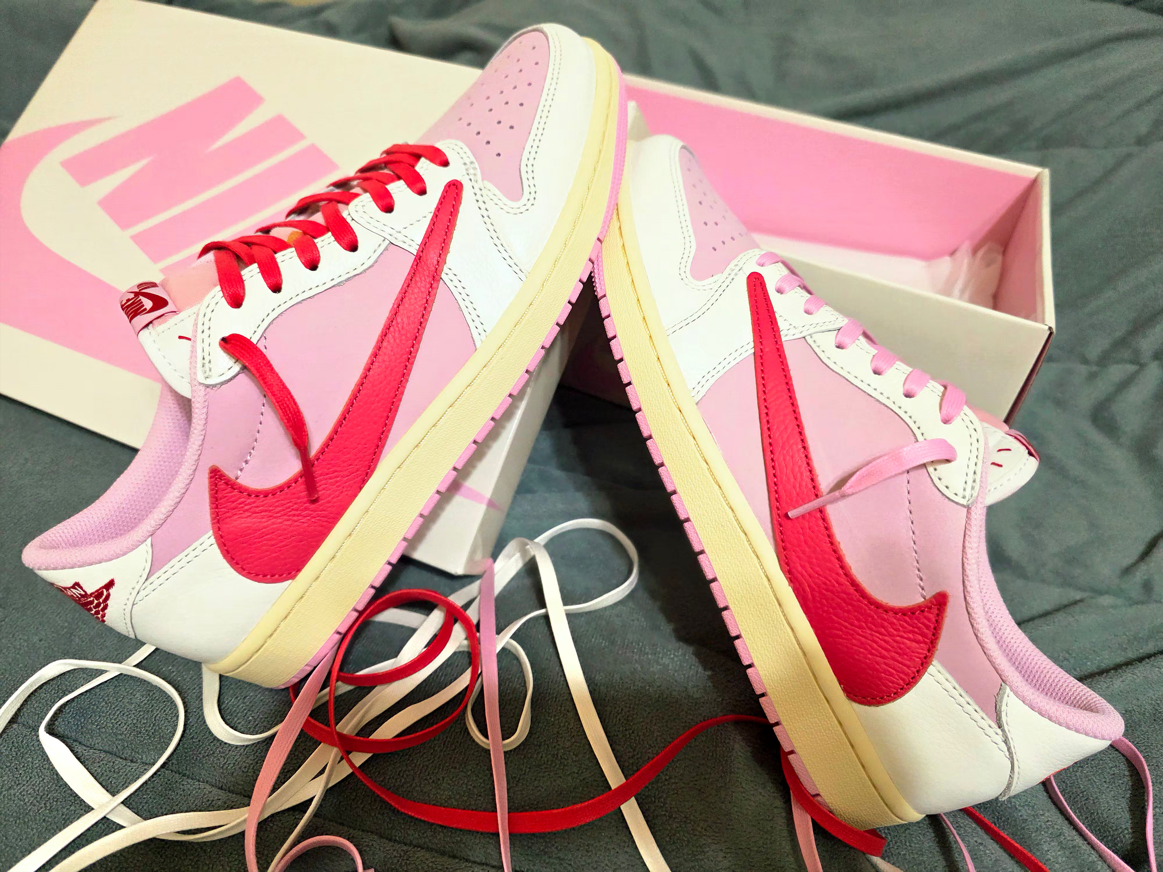 Jordan 1 x Travis Scott Retro Low OG SP Sail Tropical Pink 착용 스타일 - 1