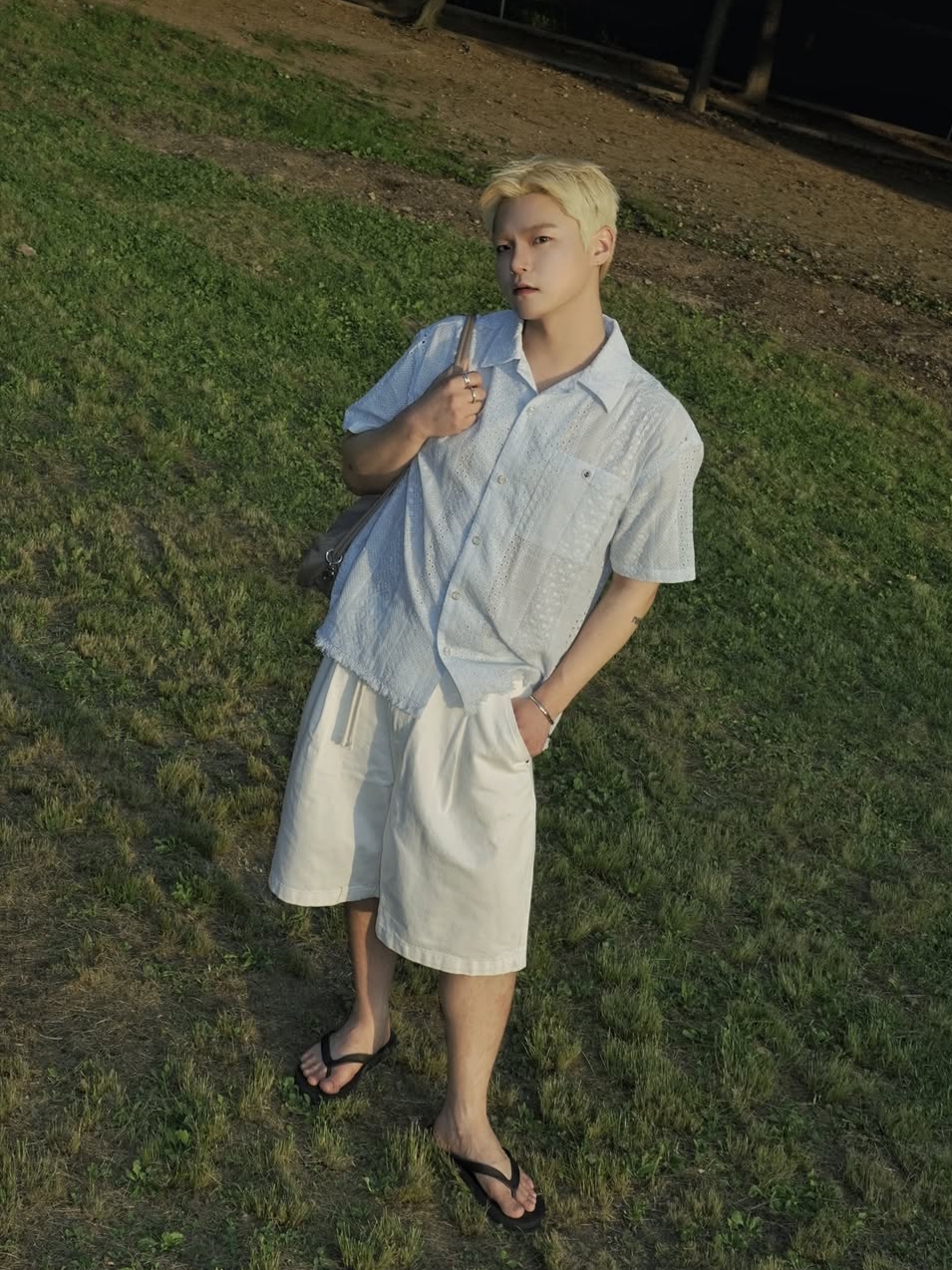 Knitted Outstring Bermuda Denim Half Pants Cream, Knitted Outstring Bermuda Denim Half Pants Black 착용 스타일 - 1