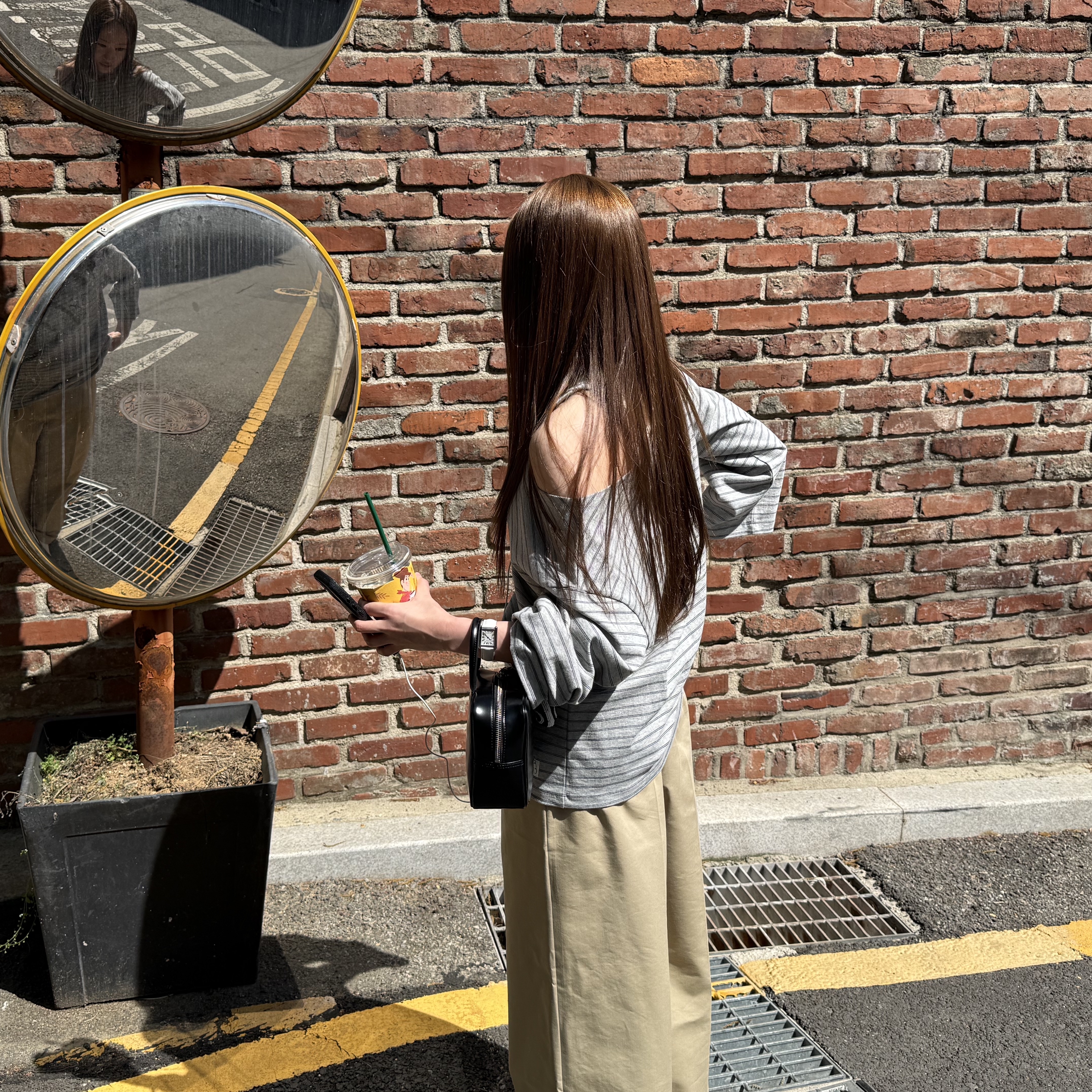 GBH APPAREL Off Shoulder Stripe Top / Grey, GBH APPAREL Wide Fit Cotton Pants / Beige 착용 스타일 - 2
