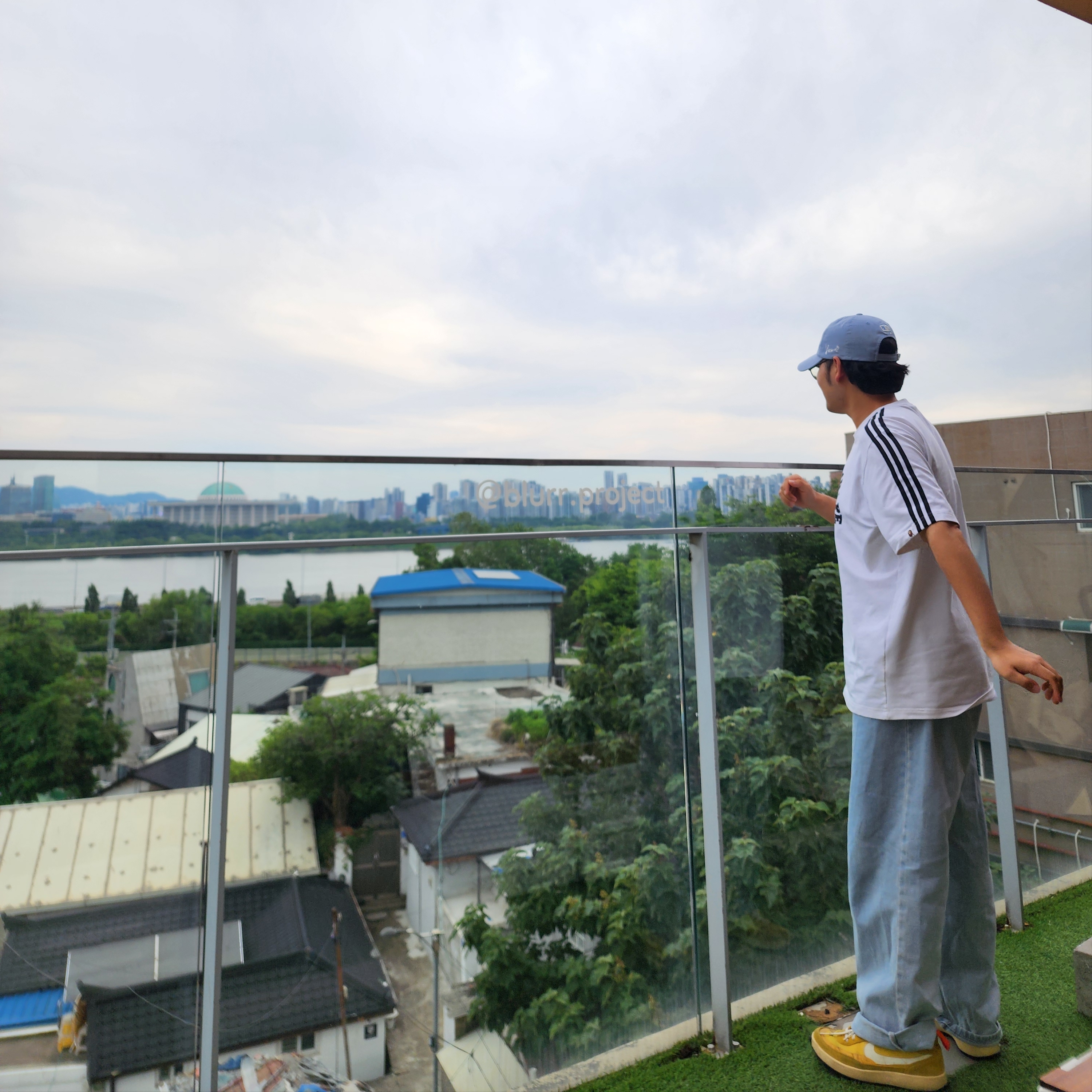 MLB x Karina Signature Unstructured Ball Cap Sky Blue, Adidas x BAPE T-Shirt White - KR Sizing 착용 스타일