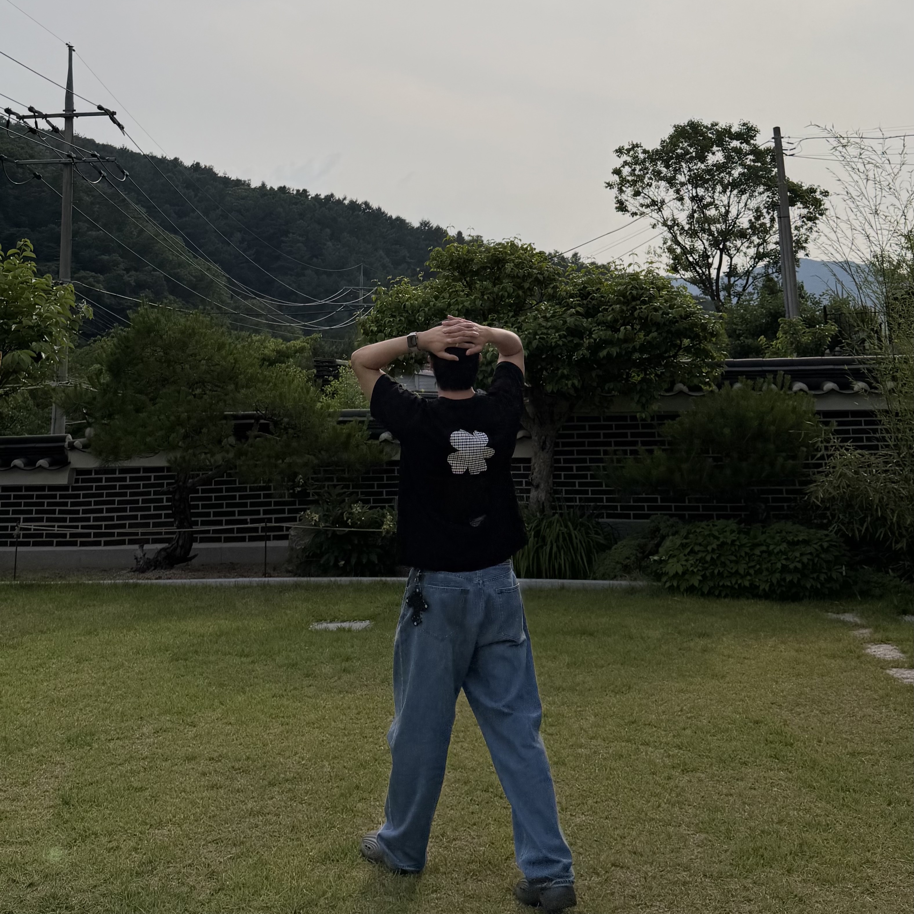 Crocs x Steven Smith Ripple Graphite Dusty Olive, (W) Uniqlo x Cecilie Bahnsen Graphic T-Shirt Black 착용 스타일 - 3