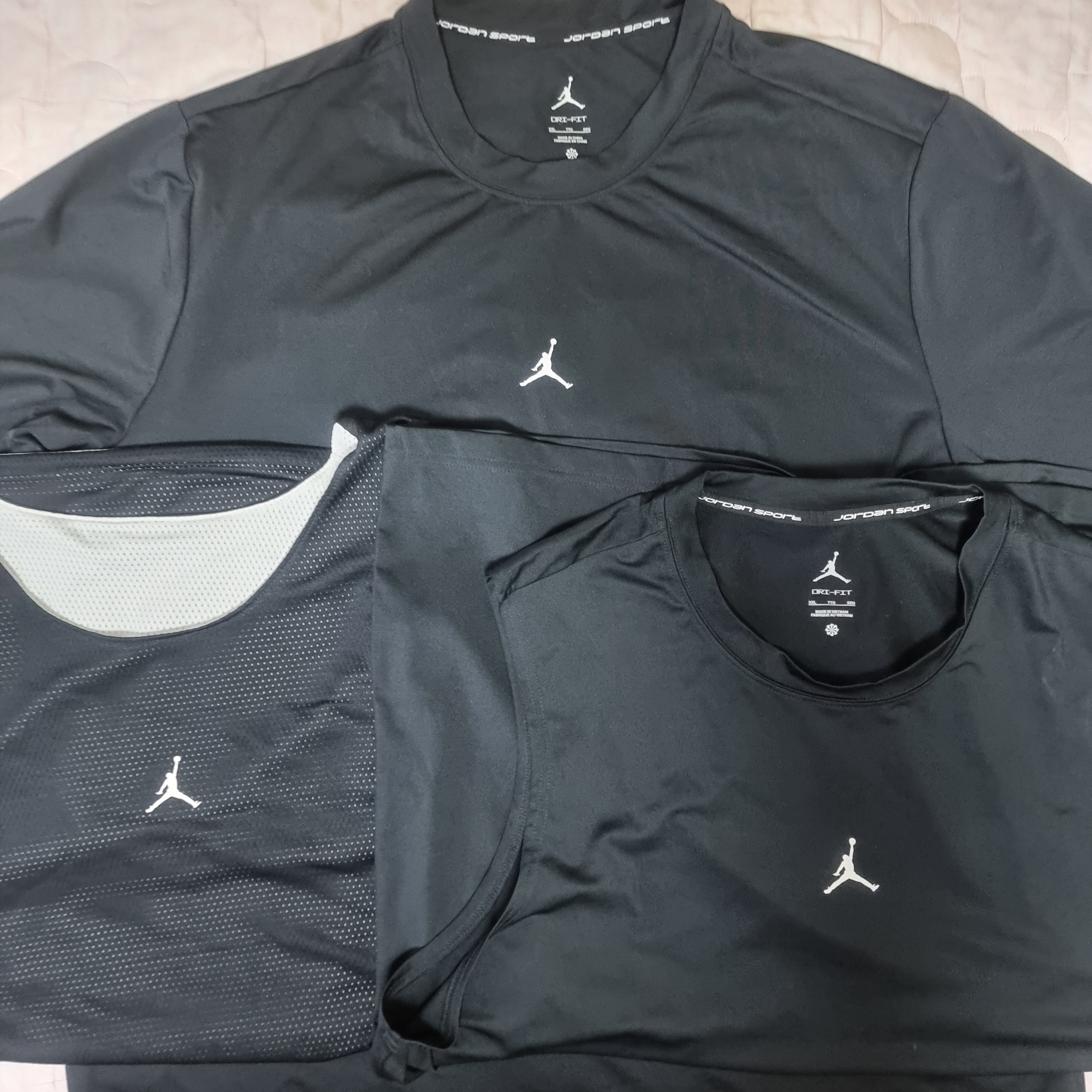 Jordan Sport Essentials  Dri-Fit Short Sleeve Top Black (IF0882-010), Jordan Sport Reversible Jersey Black White (IF0864-010) 착용 스타일 - 1