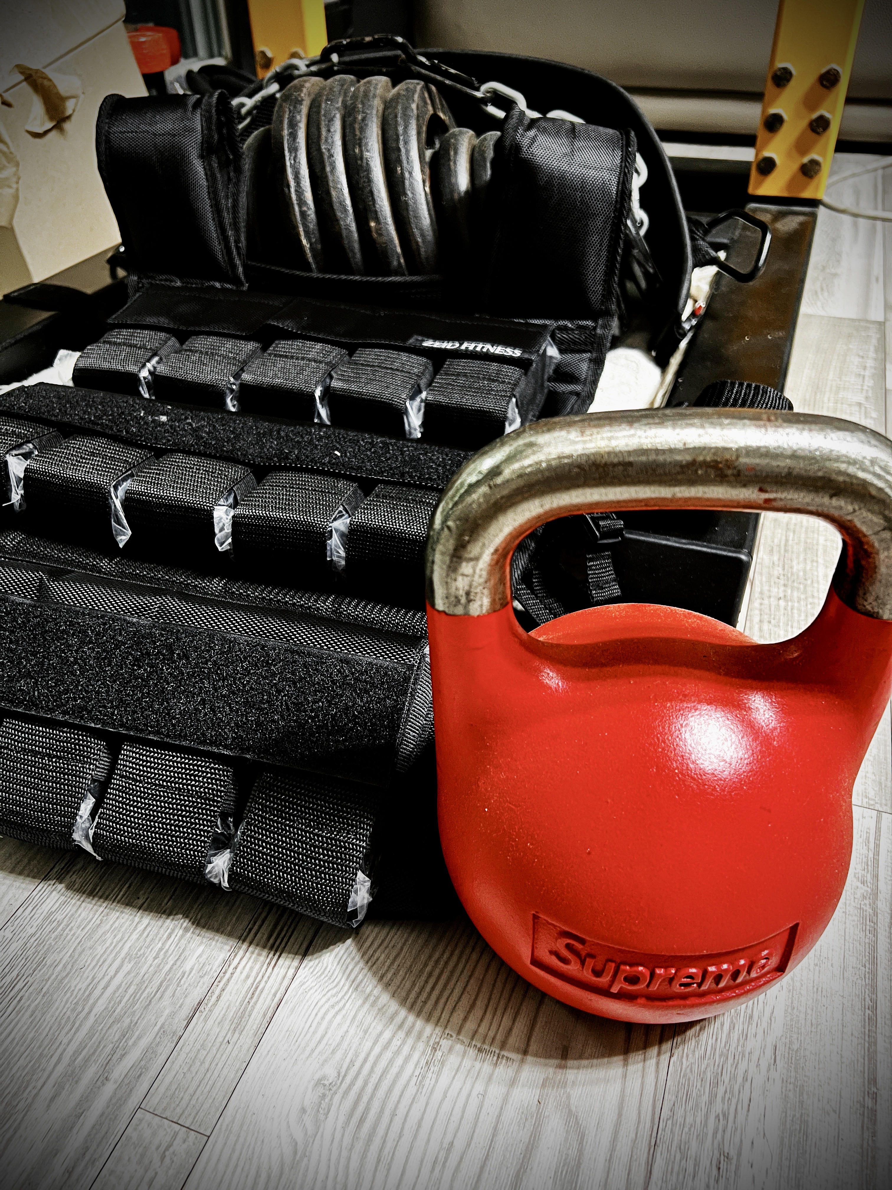 Supreme Tru Grit 6KG Kettlebell Red - 22FW 착용 스타일 - 3
