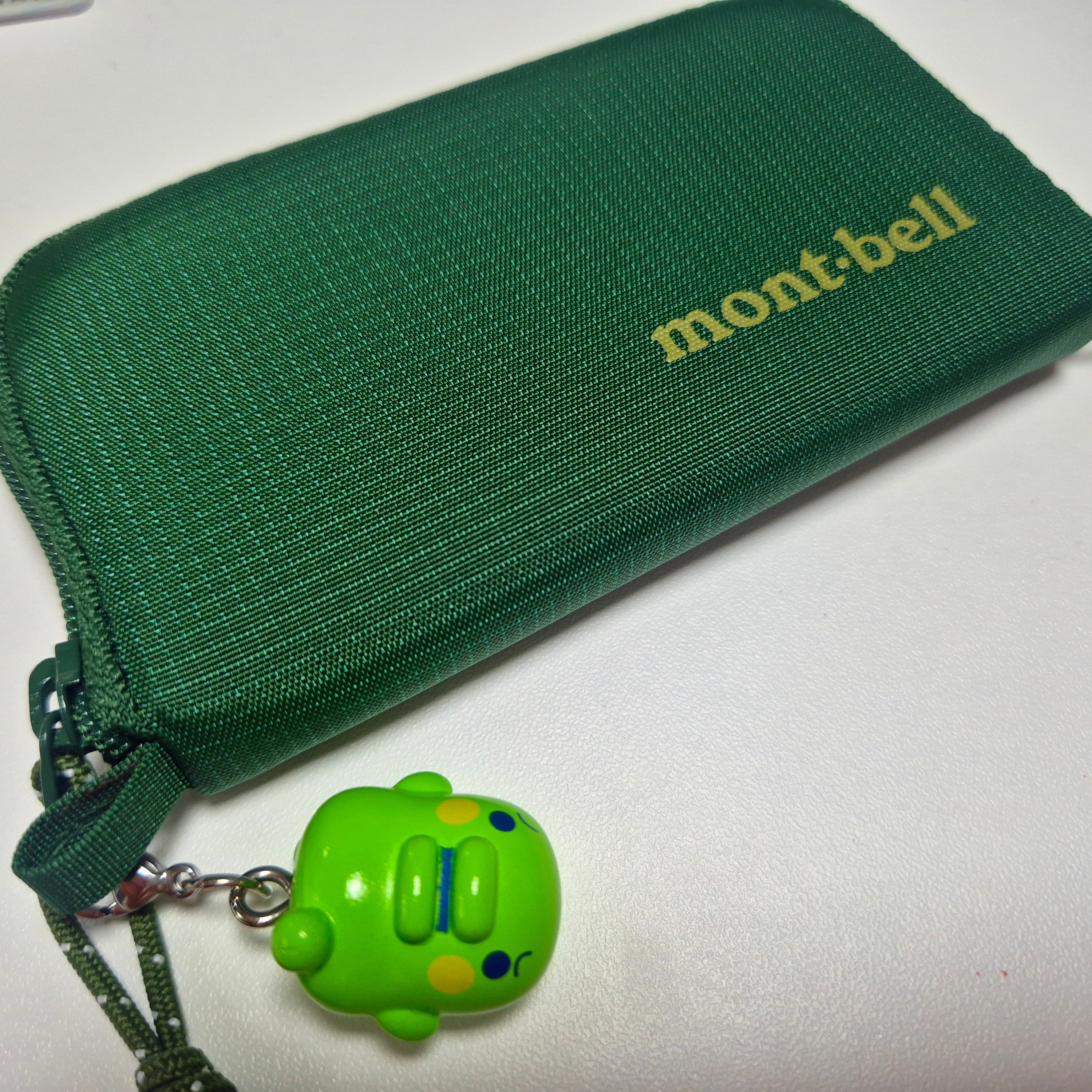 Montbell Mini Zip Wallet Green 착용 스타일
