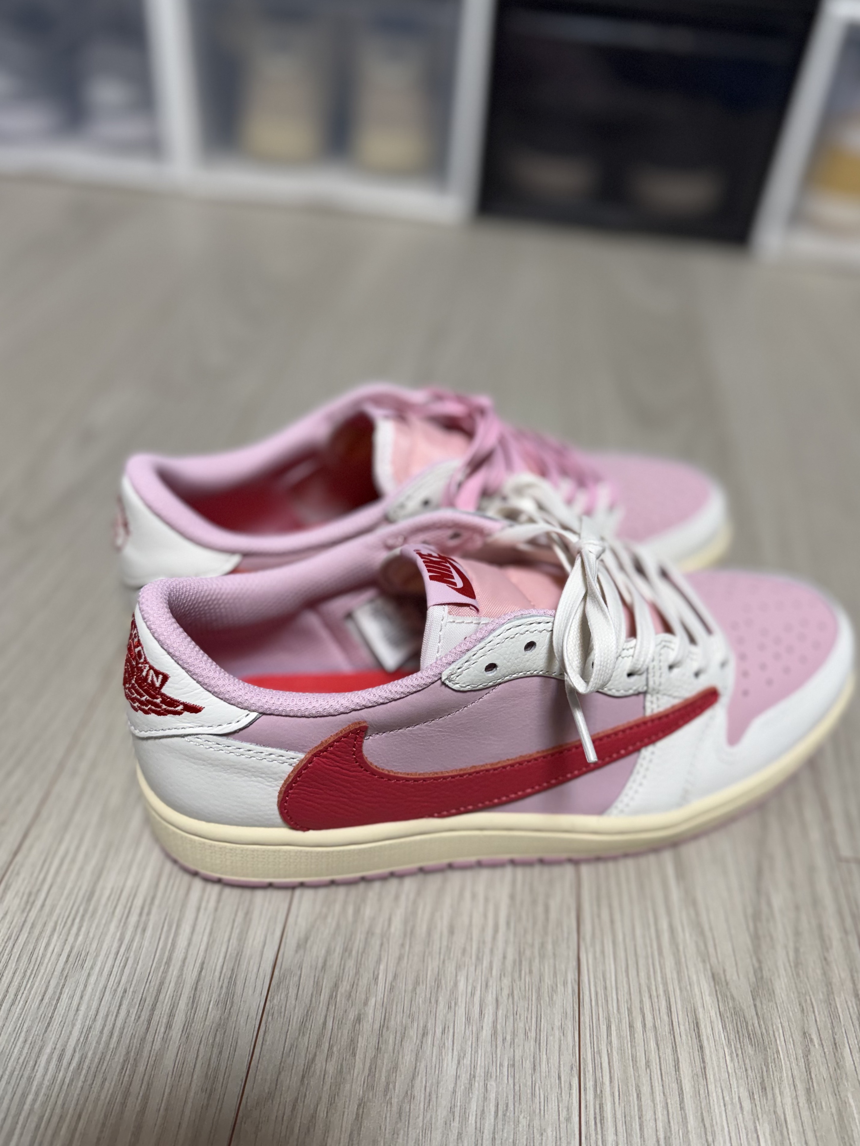 Jordan 1 x Travis Scott Retro Low OG SP Sail Tropical Pink, Jordan 1 x Travis Scott Retro Low OG SP Reverse Olive 착용 스타일 - 1