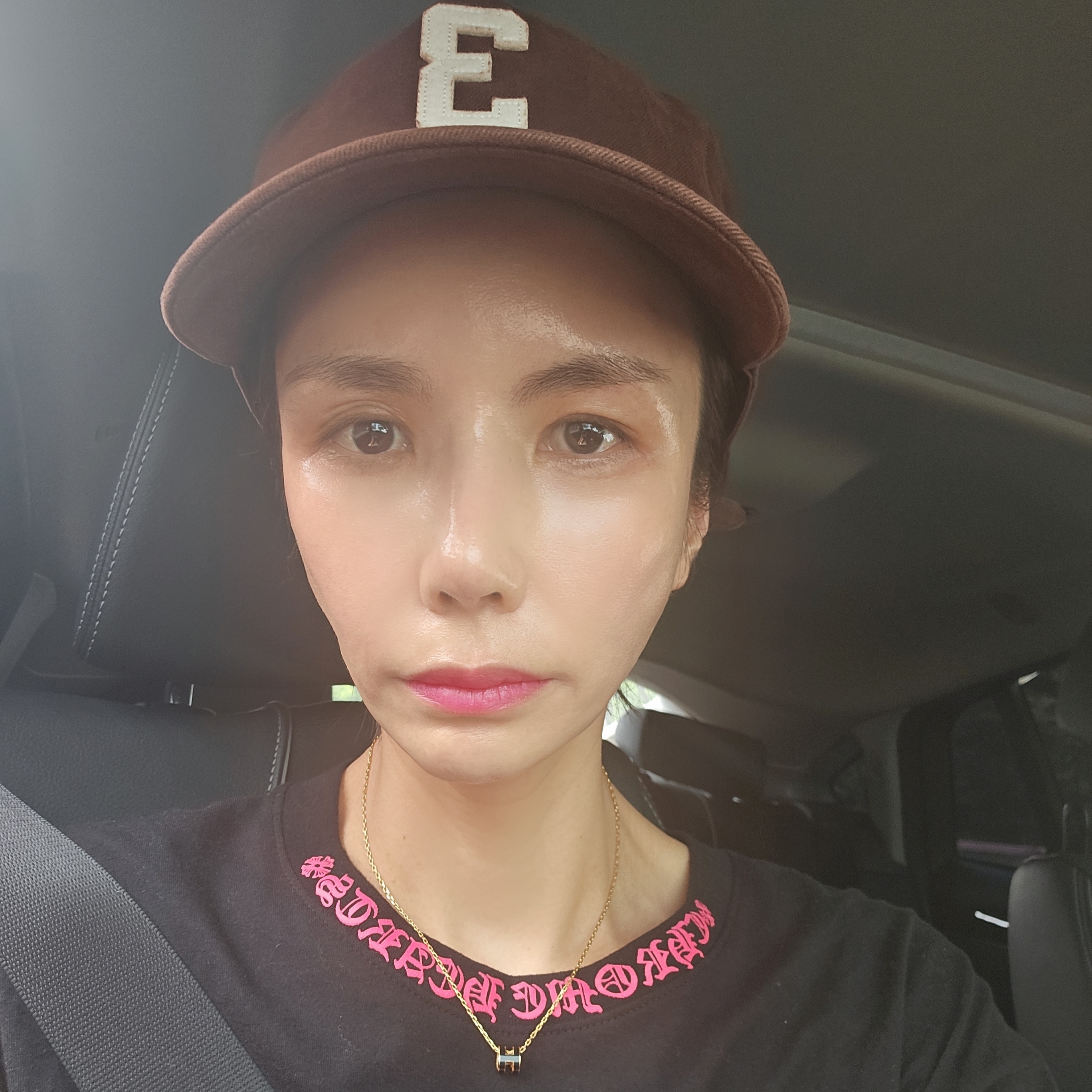 Chrome Hearts Pink Neck Script Logo Long Sleeve Pocket Crew Black, (W) Hermes Mini Pop H Pendant Rose Gold & Blanc 착용 스타일