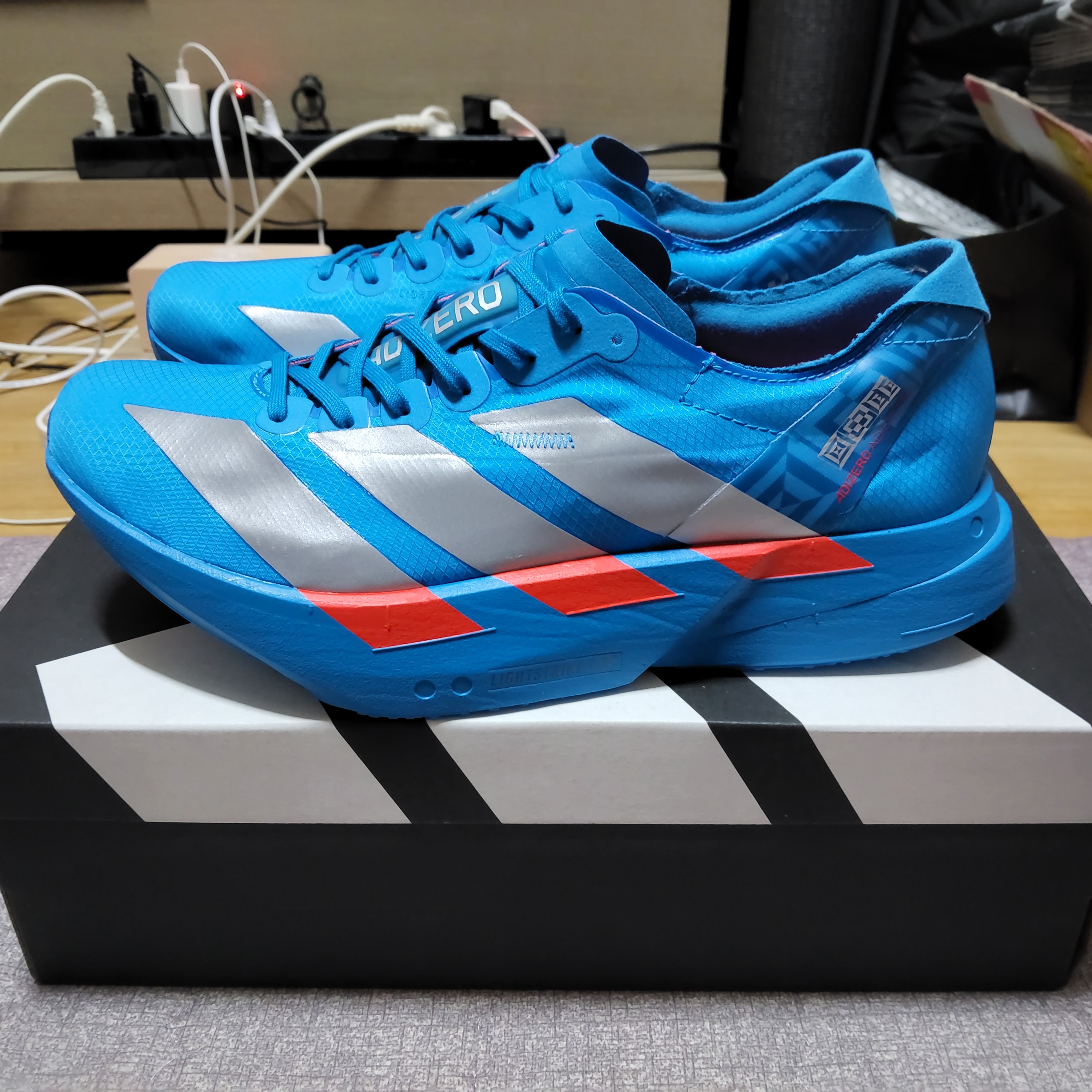 Adidas Adizero Adios Pro 4 Solar Blue Silver Metallic 착용 스타일 - 1