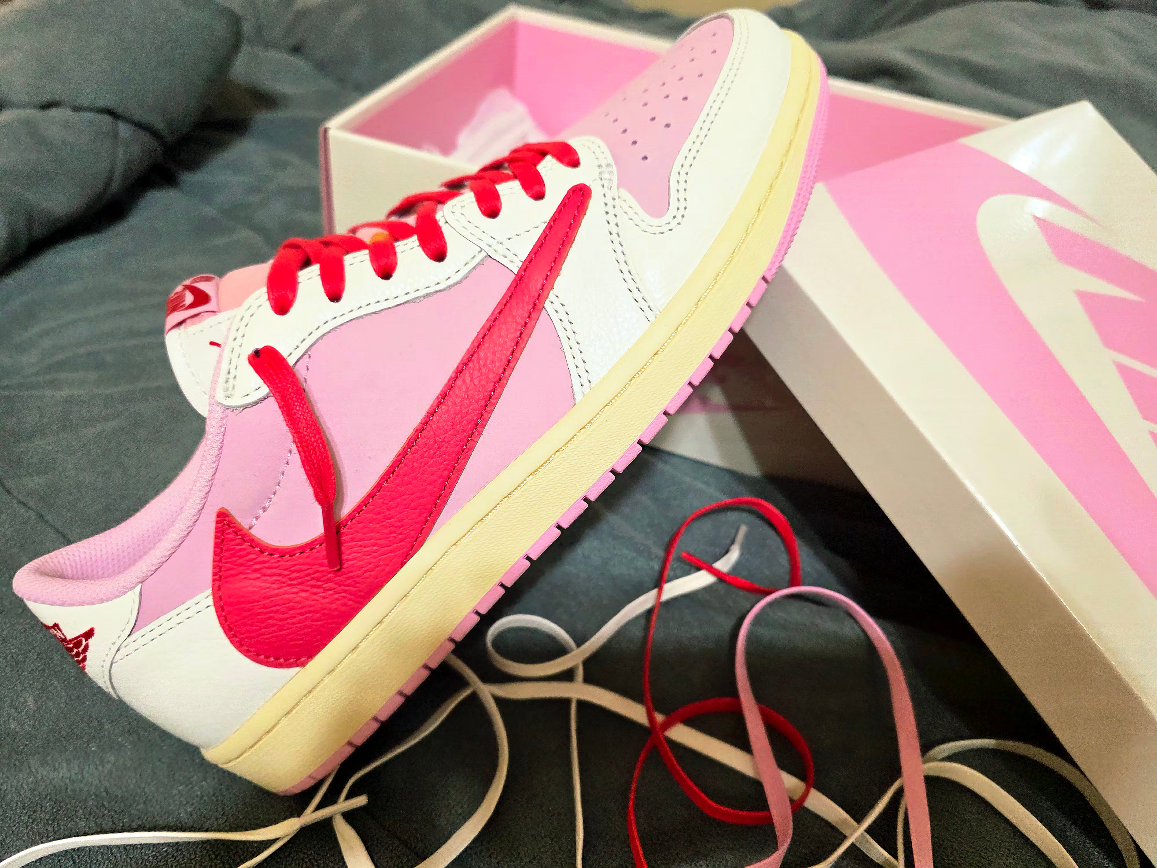 Jordan 1 x Travis Scott Retro Low OG SP Sail Tropical Pink 착용 스타일 - 3