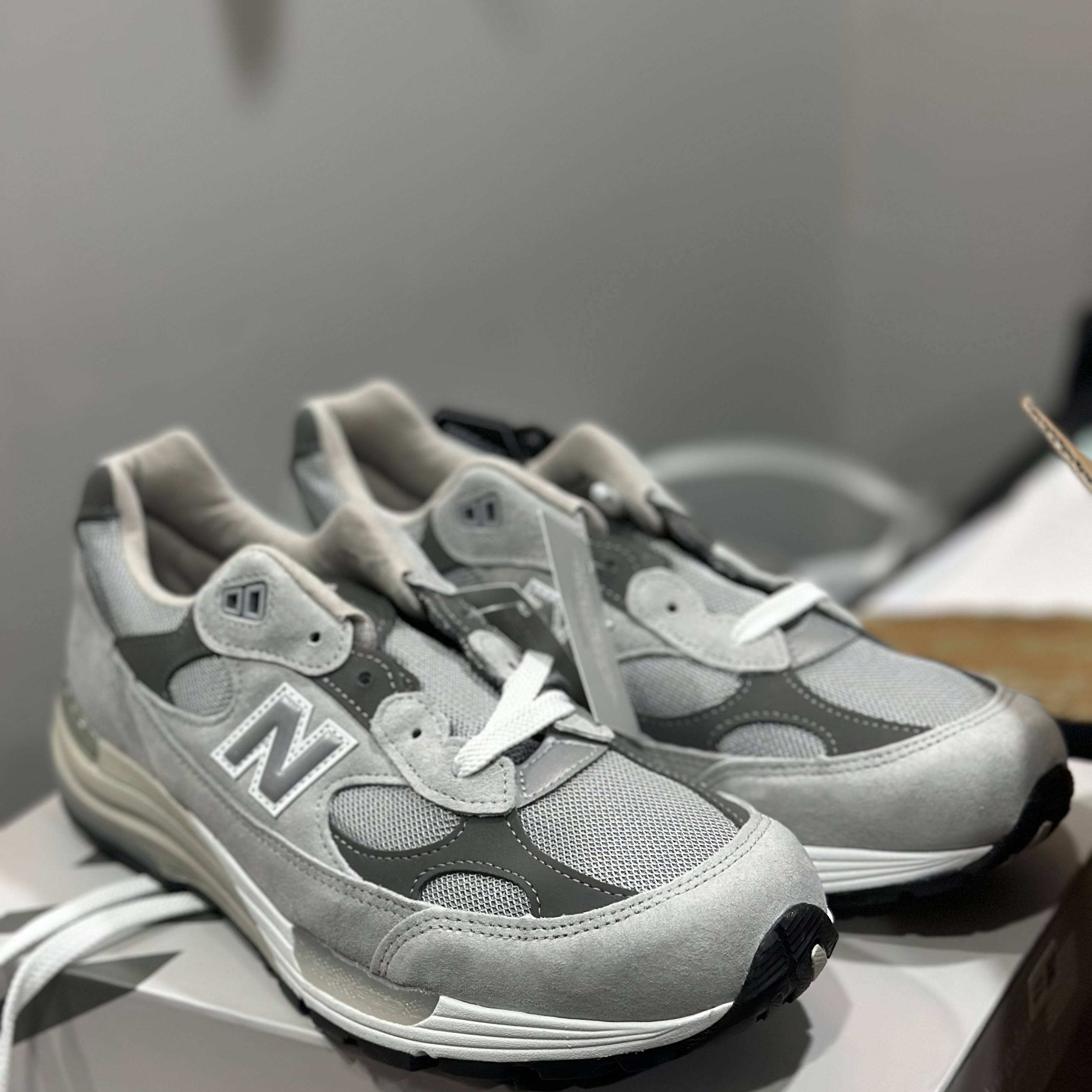 New Balance 992 Made in USA Core Grey Silver Metallic 착용 스타일 - 6