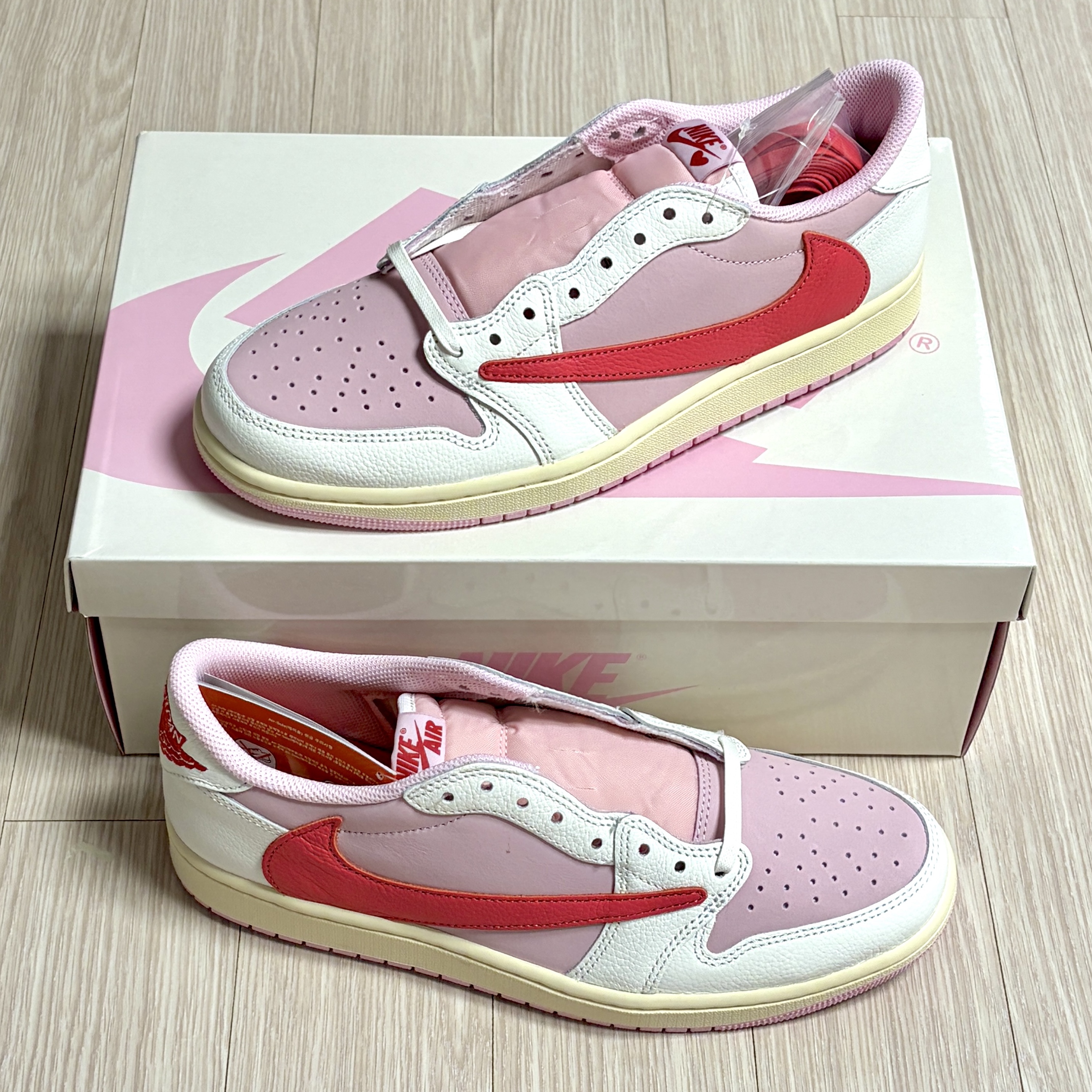Jordan 1 x Travis Scott Retro Low OG SP Sail Tropical Pink 착용 스타일 - 1