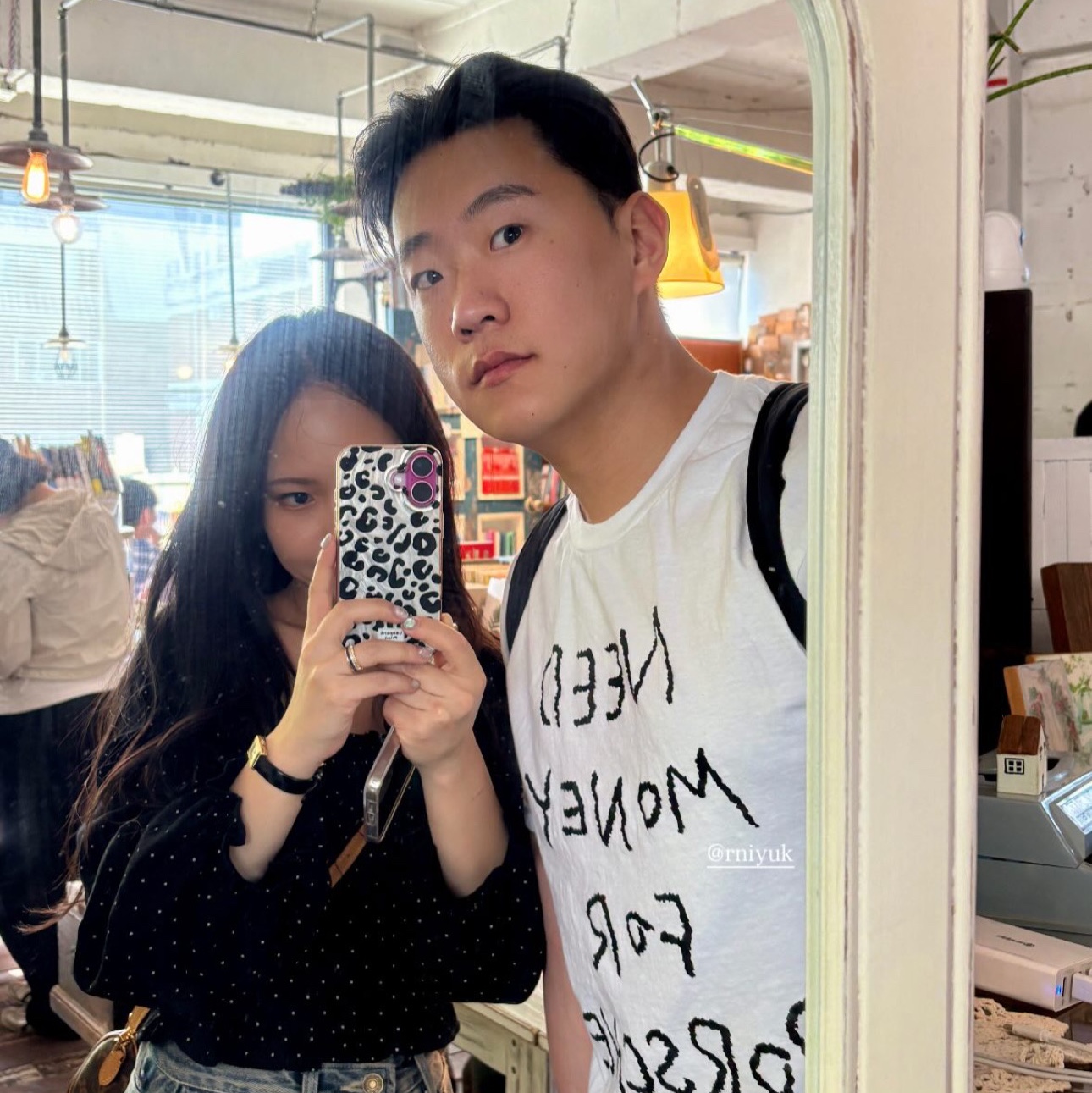 GILDAN X Vintage Collection NEED MONEY FOR PORSHCE T-Shirt (2 Color) 착용 스타일