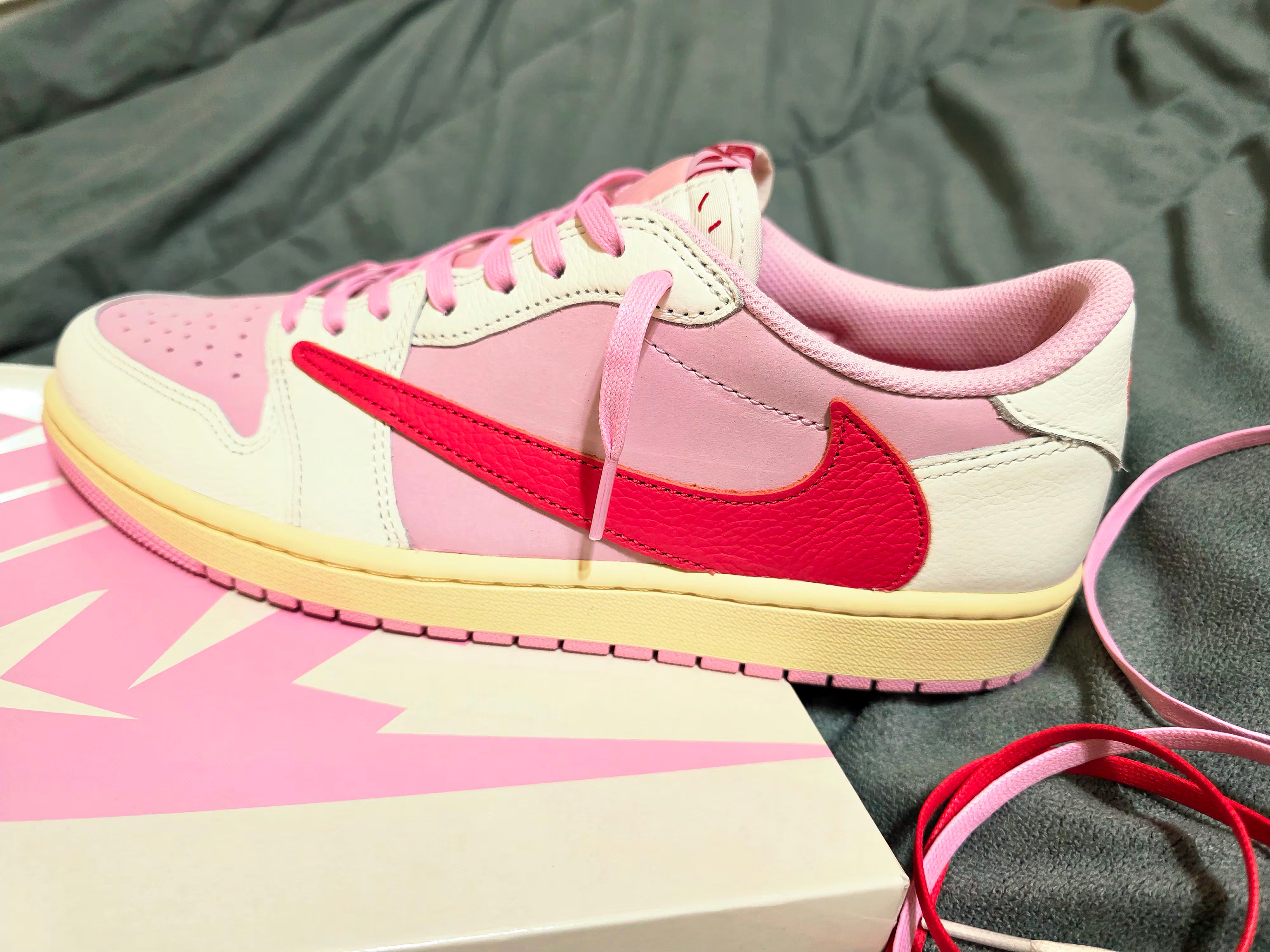 Jordan 1 x Travis Scott Retro Low OG SP Sail Tropical Pink 착용 스타일 - 4